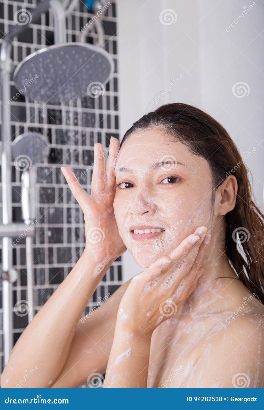 Shower face. Умывание только холодной водой приводит к. Девушка мылится. Азиатка улыбается в ванной. Умывание холодной водой польза.