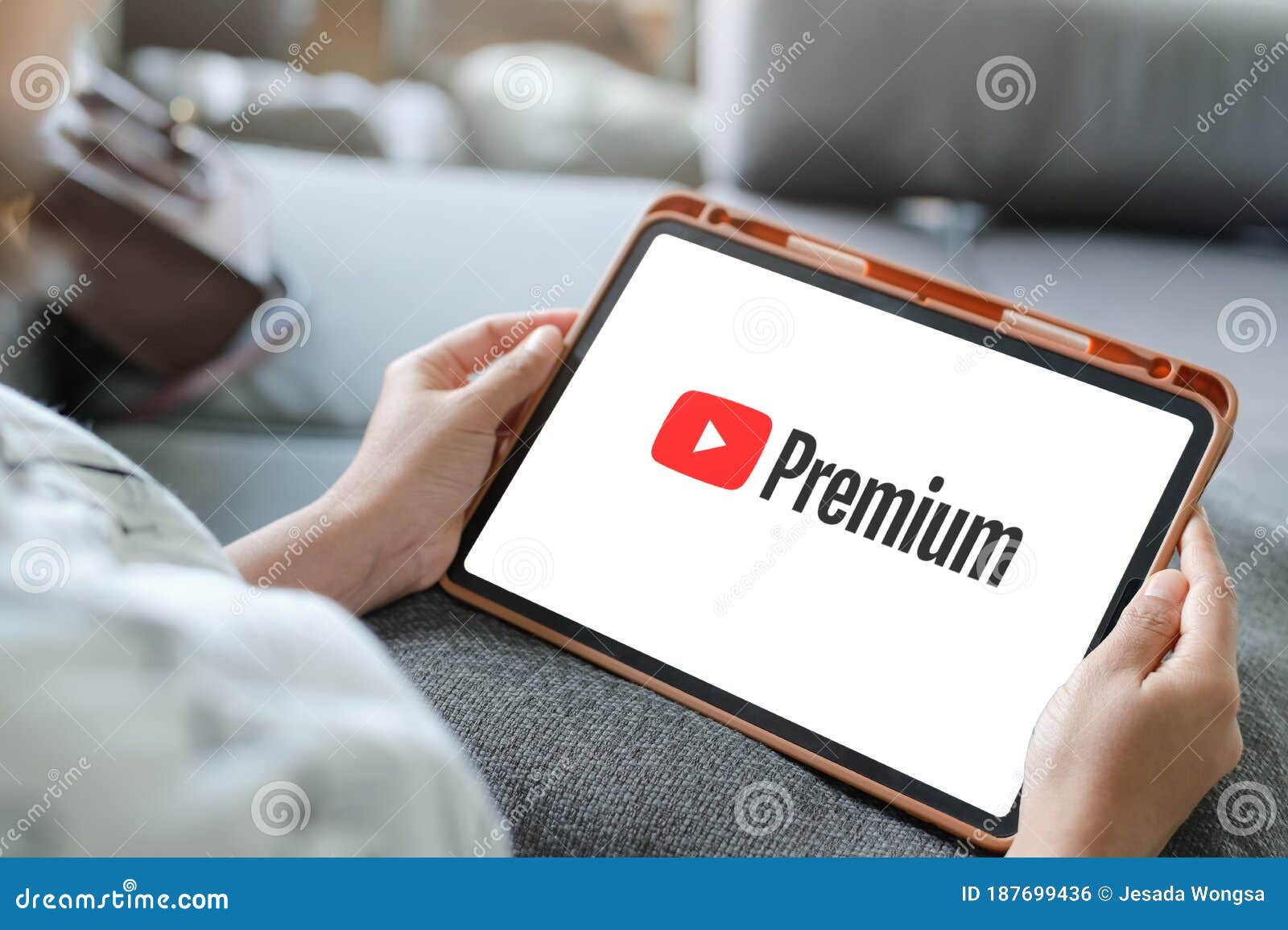 YouTube Premium trên iPad sẽ giúp phụ nữ tận hưởng những video, ca nhạc và nội dung mang tính giải trí chất lượng cao. Hình ảnh liên quan sẽ thể hiện được những lợi ích và đặc quyền của việc sử dụng YouTube Premium trên thiết bị Apple.