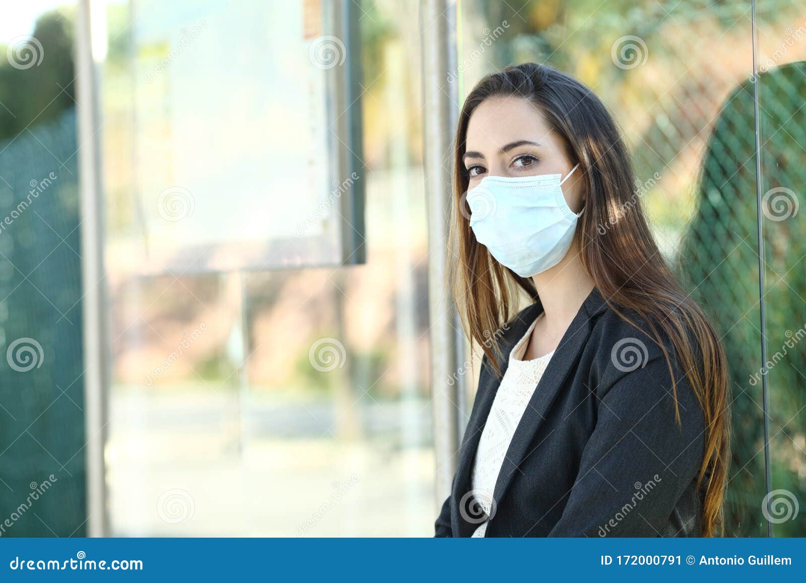 woman wearing a mask to prevent contagion in a bus stop