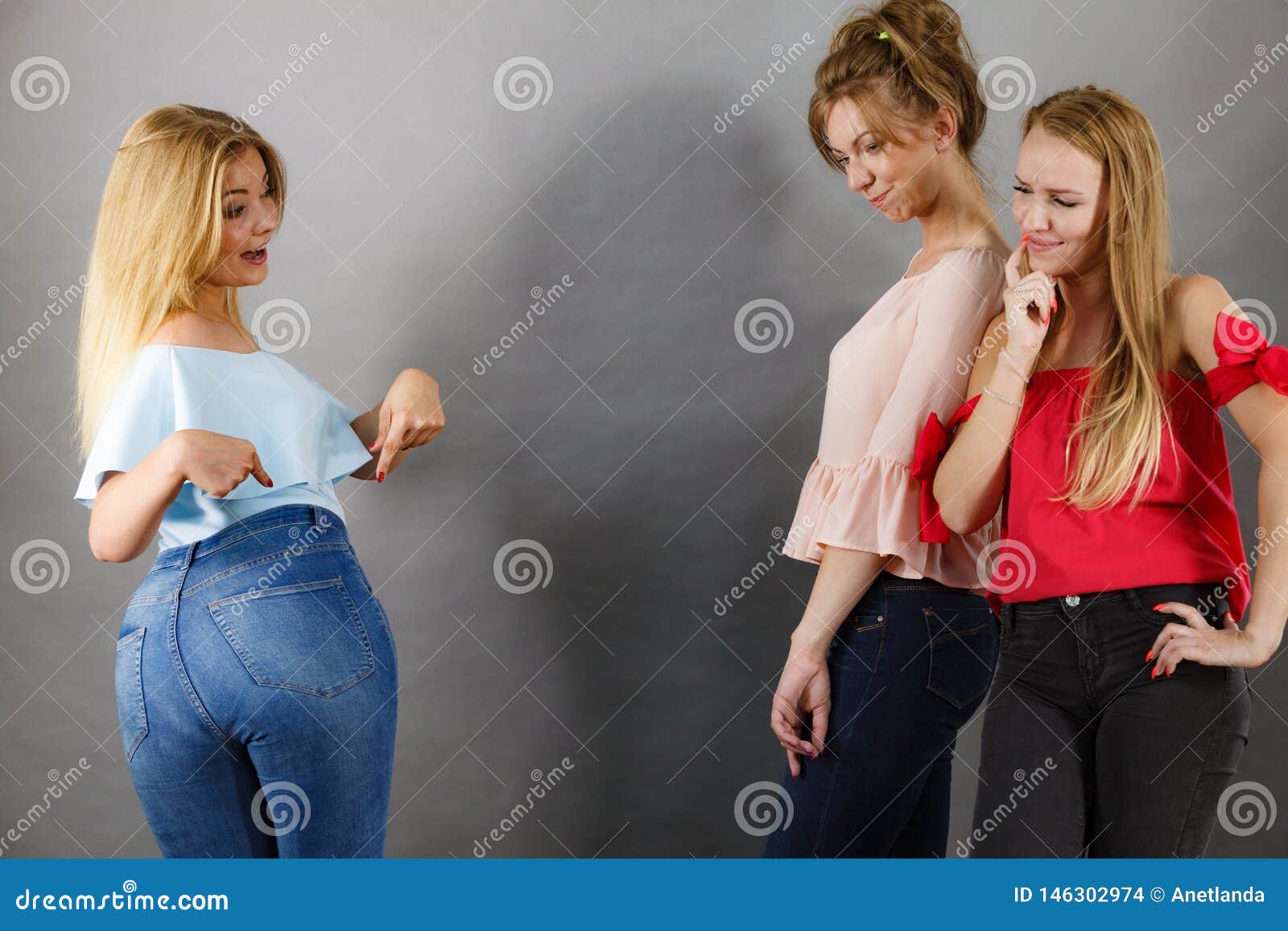 Teen shows ass