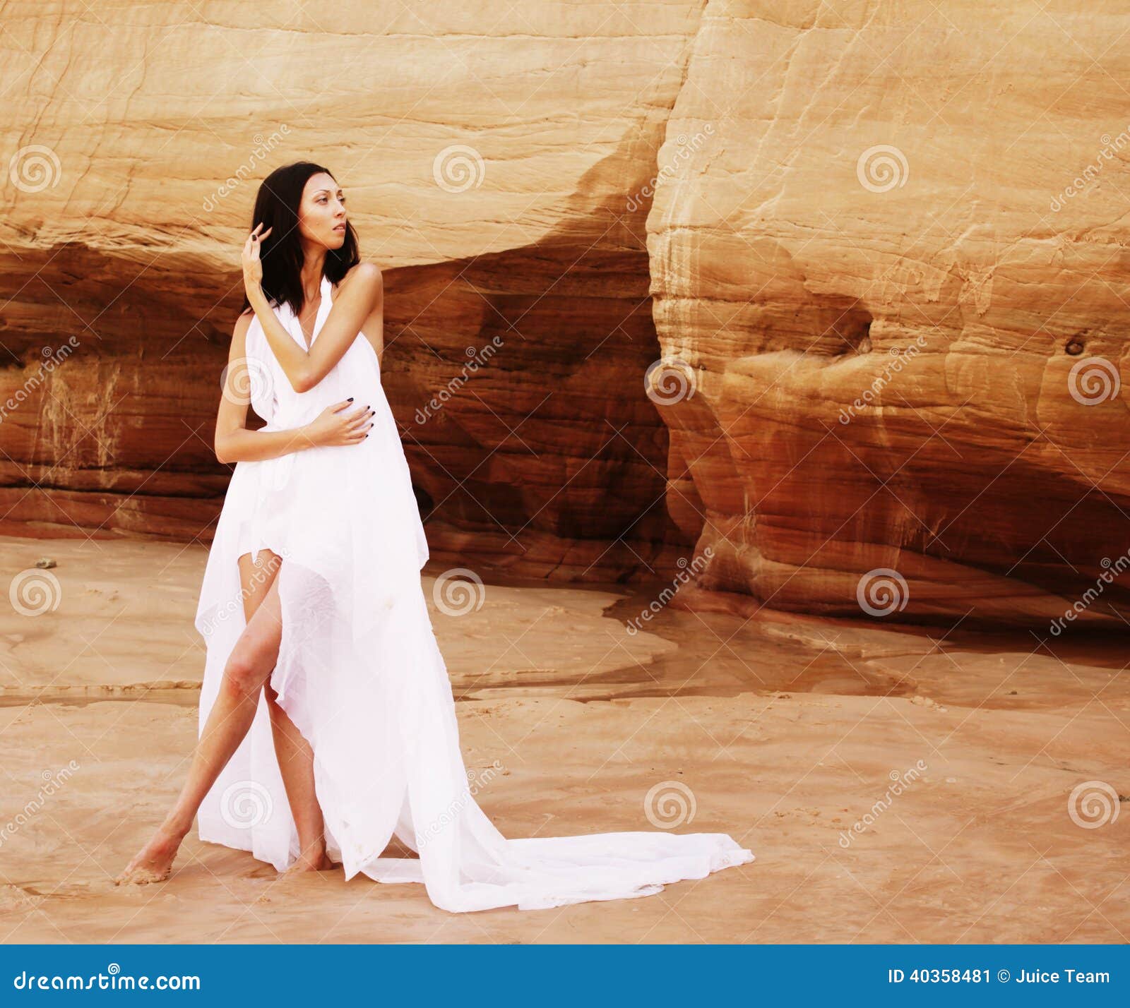 Она танцует в белом платье смотрит тайно. Девушка в белом в пустыне. Девушка в белом платье в пустыне. Девушка в белой одежде в пустыне. Гифка девушка в белом платье в пустыне.