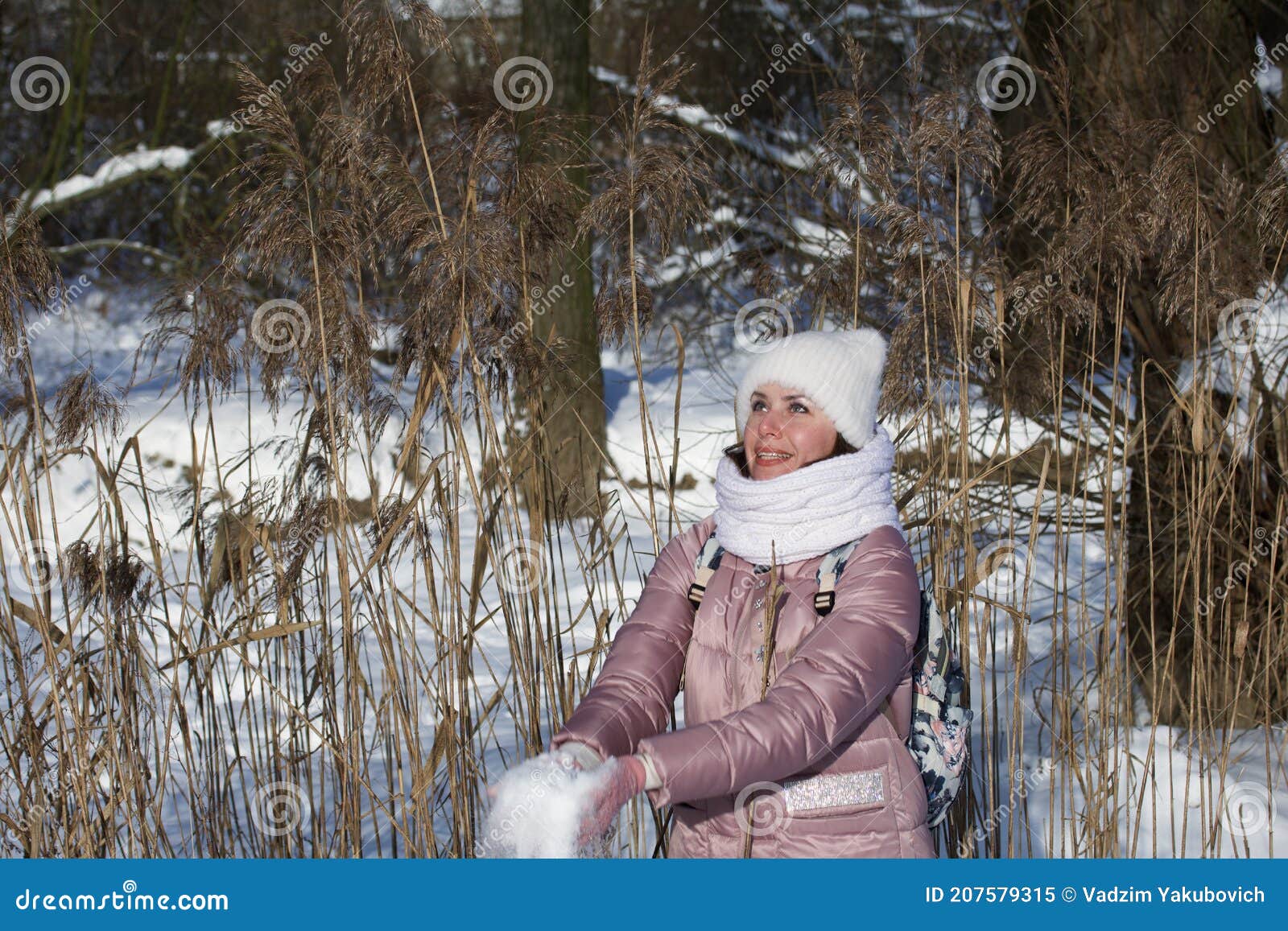 Woman in Winter Clothes on a Walk in the Park. Throws Up a Handful of Snow  Stock Image - Image of lifestyle, girl: 207579315