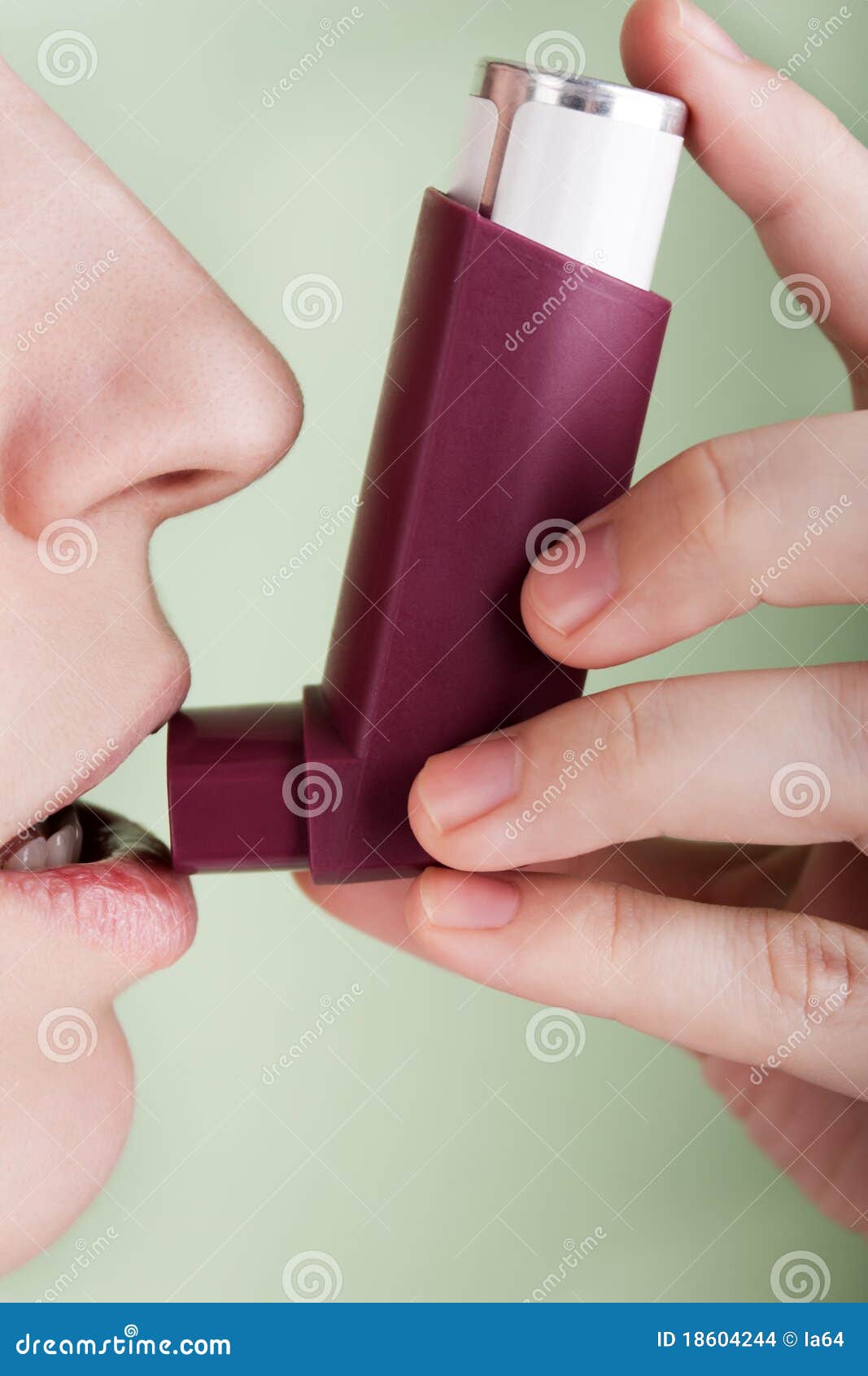 women with asthmatic inhaler