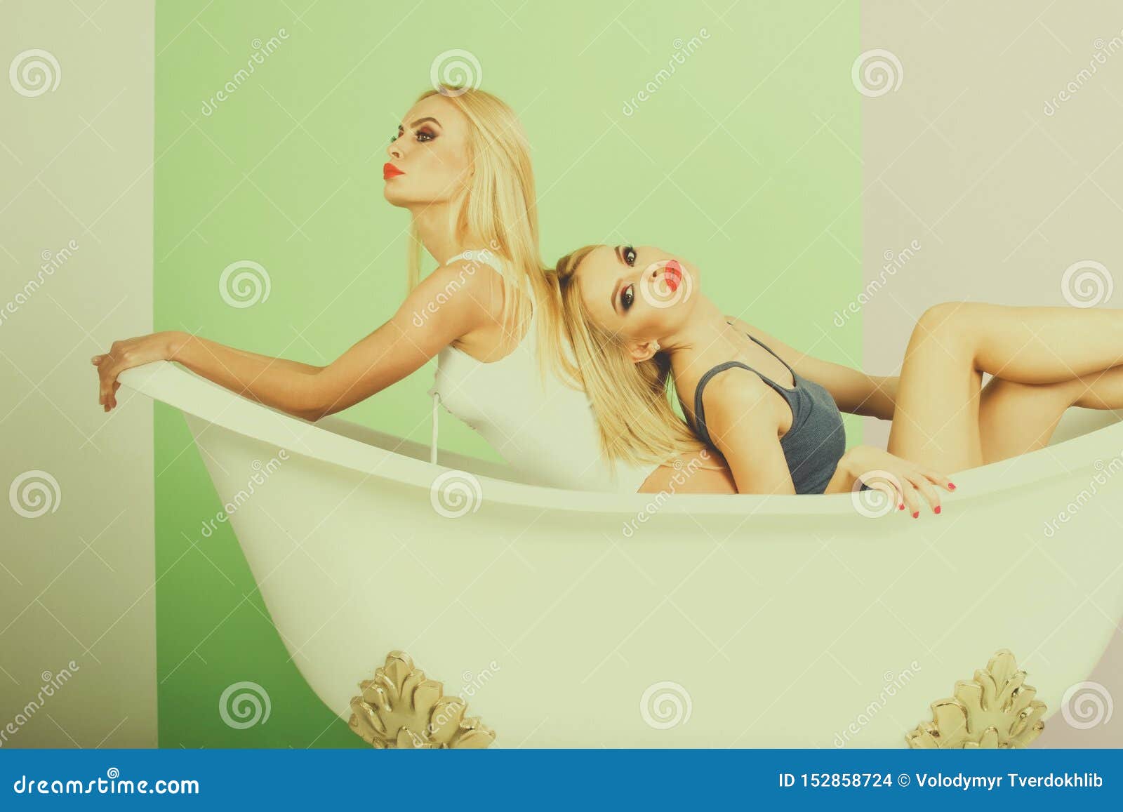 Sexy lesbians get hot in the tub