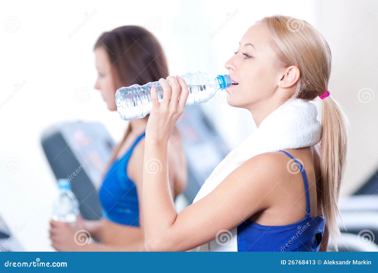 Просв тил б нзин зал пить. Питьевая вода в спортивном зале. Питьевая вода в спортивном зале ребенок. В спортзале пьет из бутылки. Девушка в спортзале пьет лимонад.