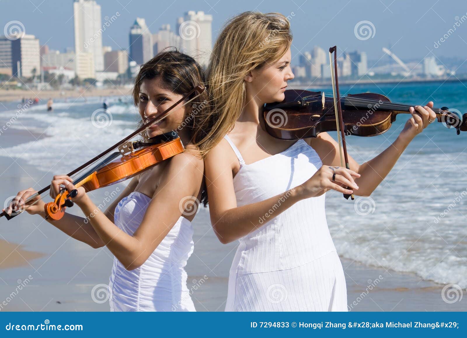 Women play violin on beach stock image. Image of cheerful 7294833