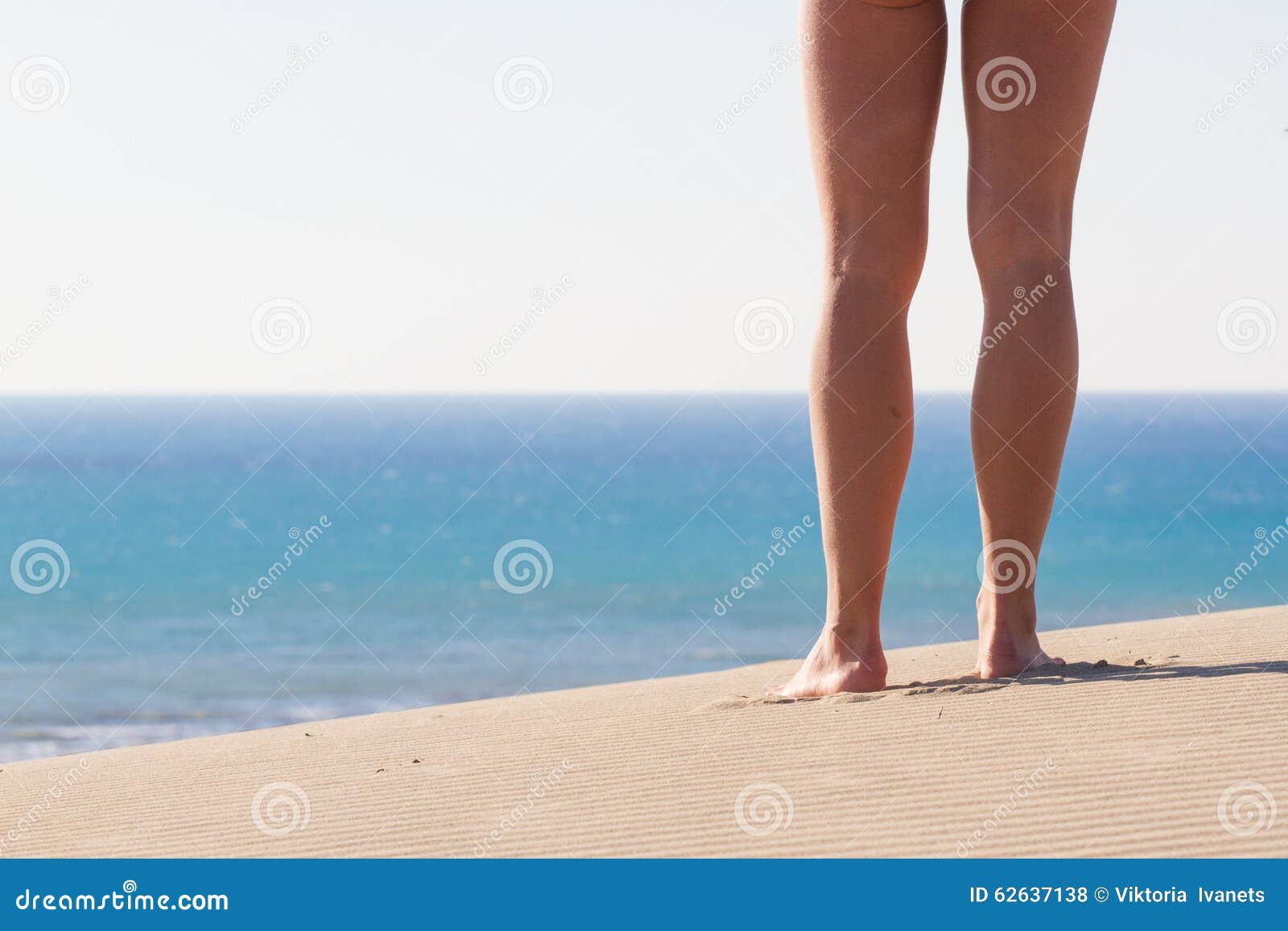 File:Leggy lass in blue beachwalking (8034633377).jpg - Wikimedia