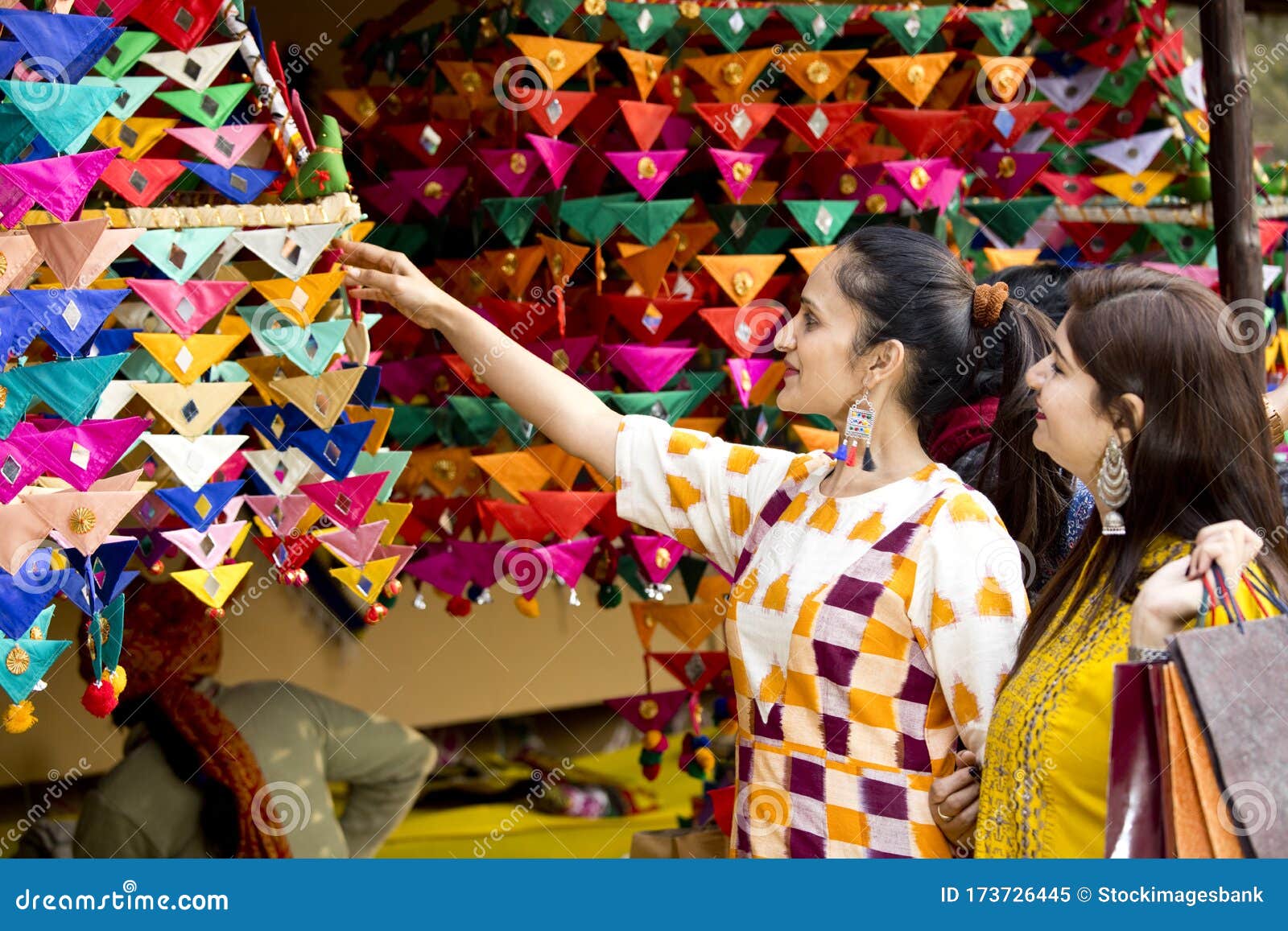 women shopping for souvenirs at surajkund mela