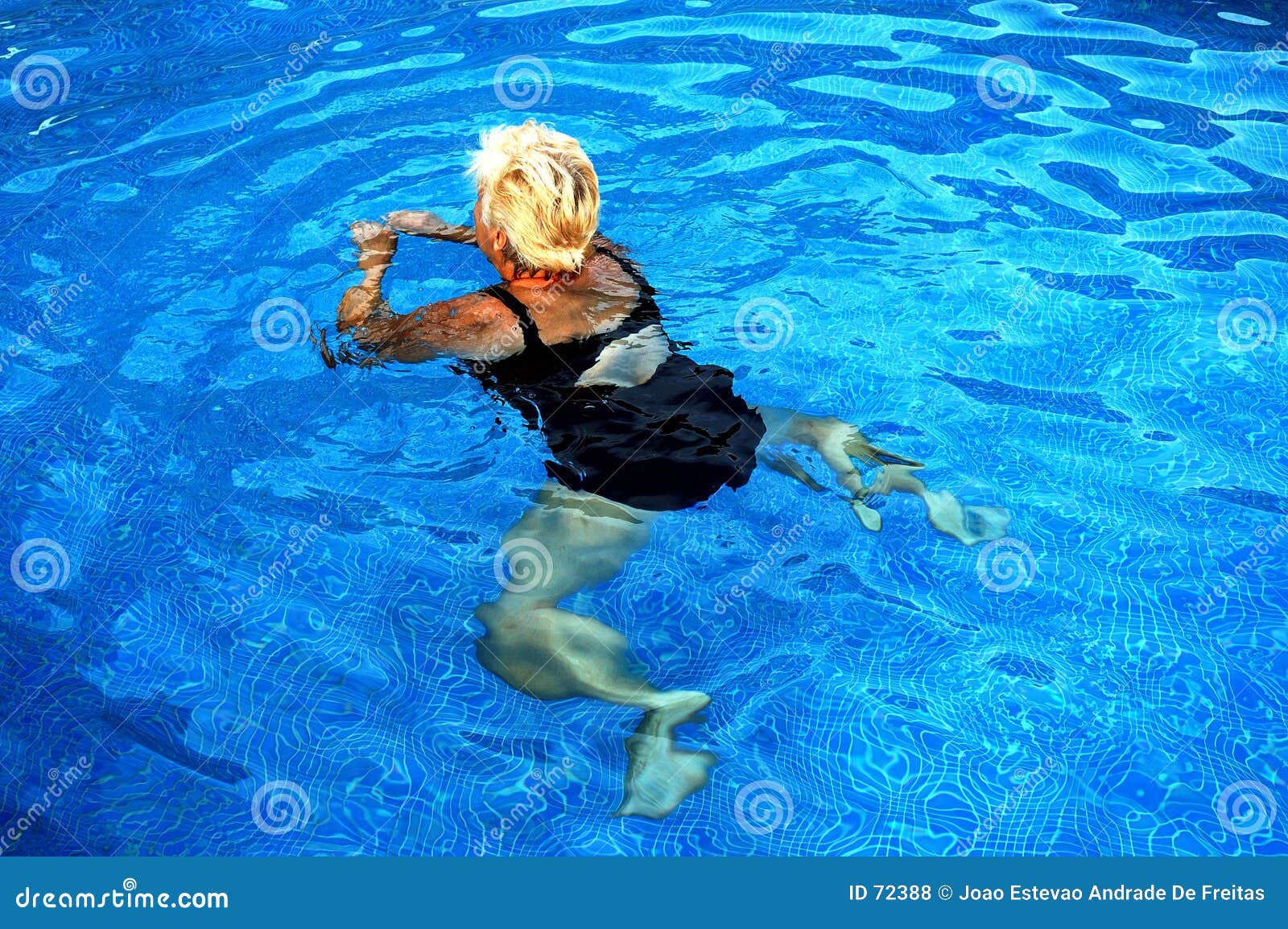 women swiming