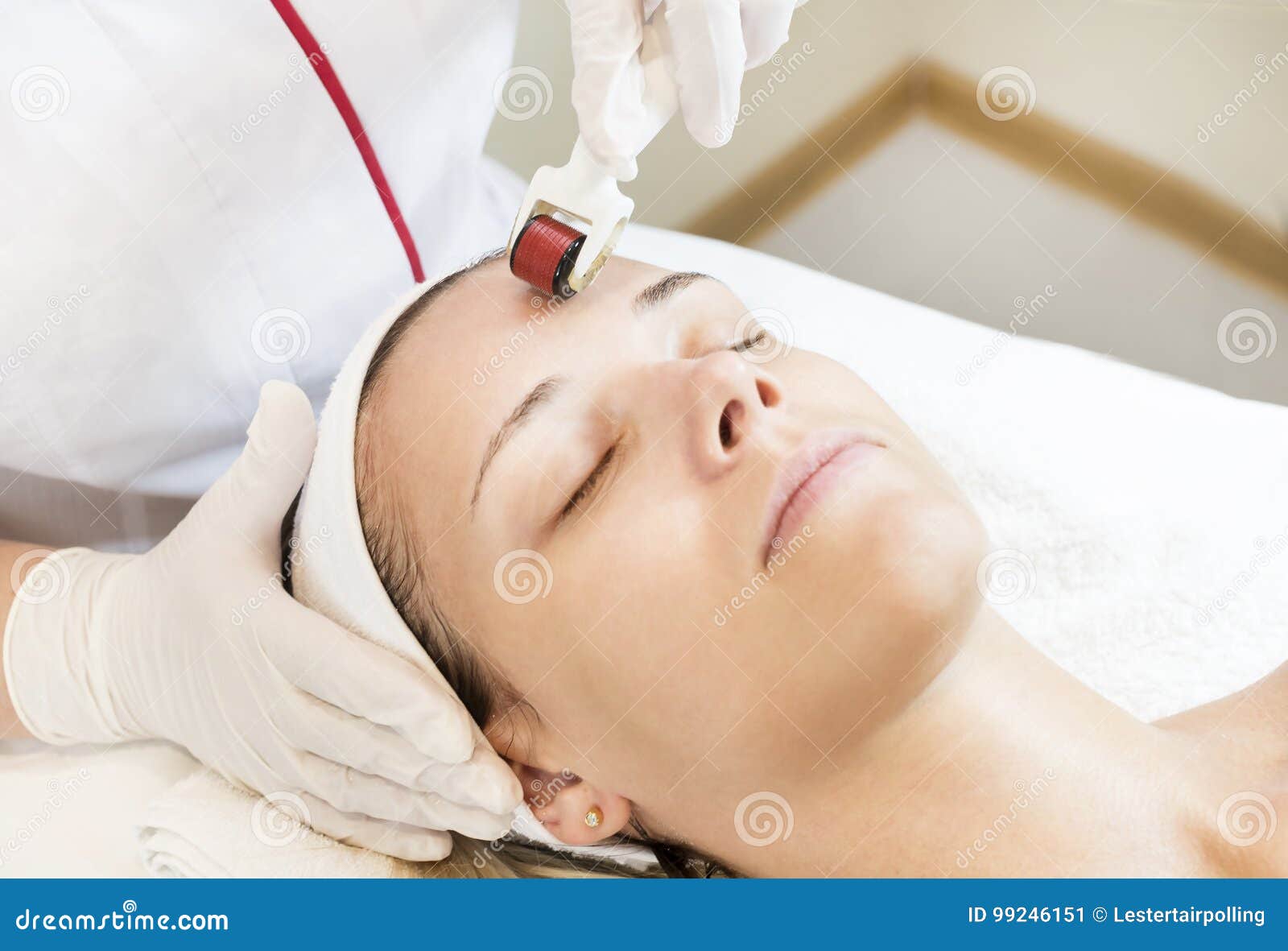 the woman undergoes the procedure of medical micro needle therapy