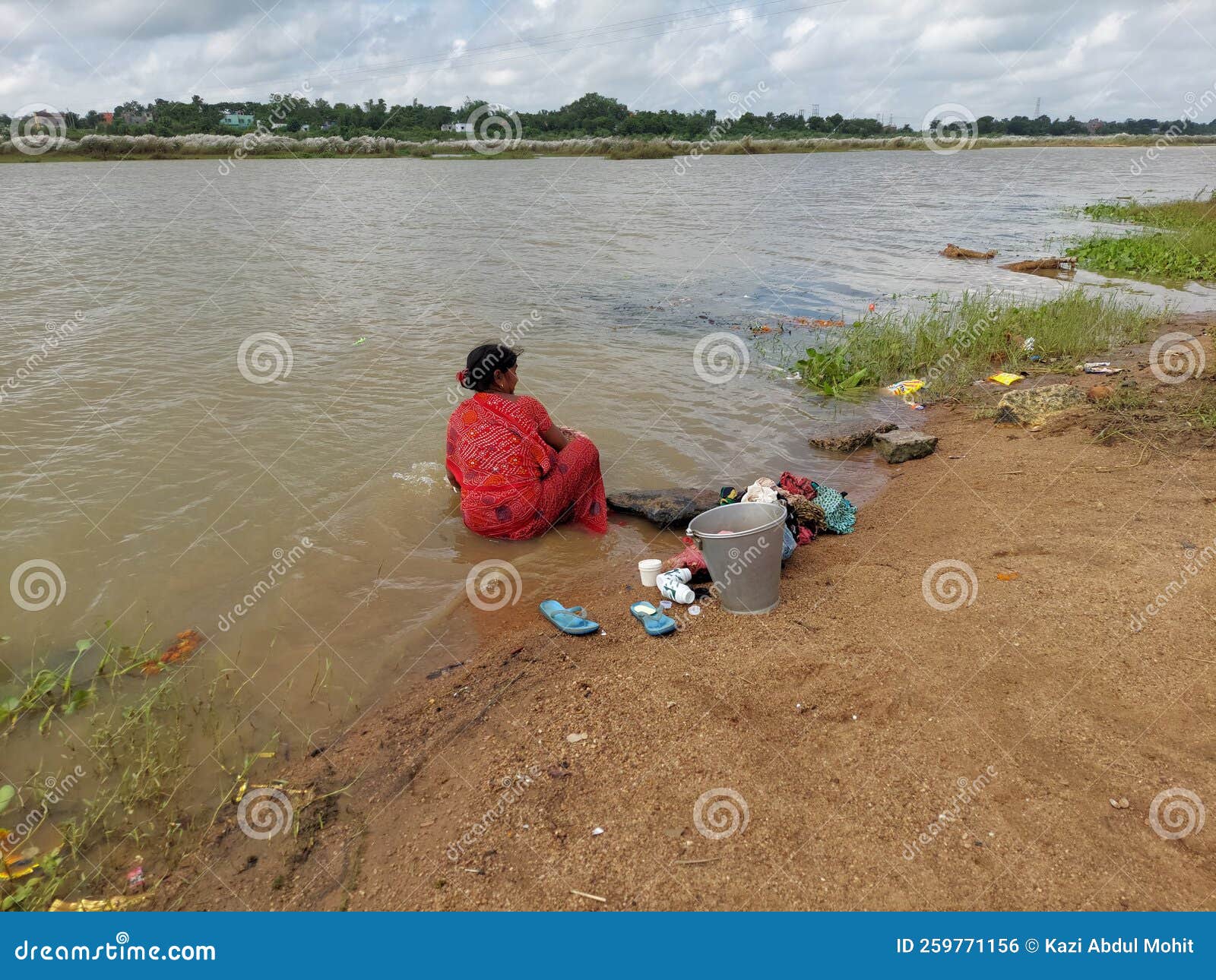 https://thumbs.dreamstime.com/z/women-village-polluting-river-ajay-washing-their-clothes-every-day-saithiya-birbhum-india-th-september-259771156.jpg