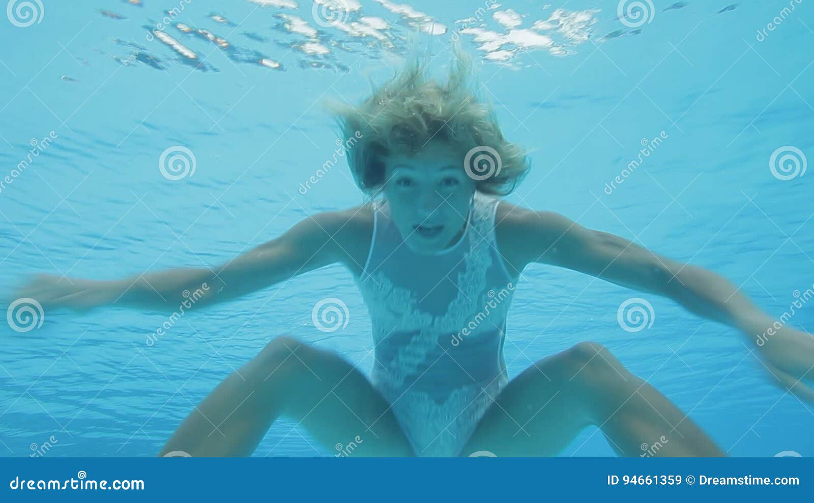 Снимай трусы купаться. Девушка в купальнике под водой. Девушка купается в бассейне. Девочка купается в бассейне. Девушки в бассейне в купальниках под водой.