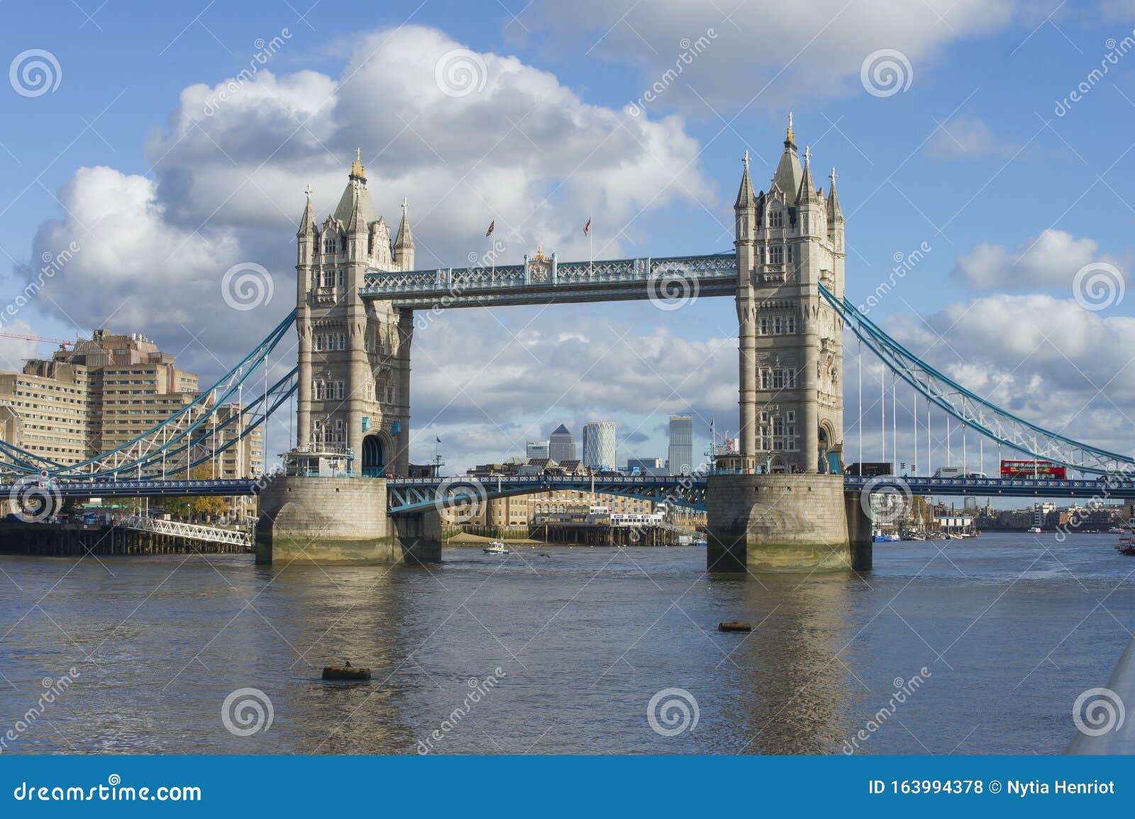 wonderfull view of tower bridge, sky cloudy, londres