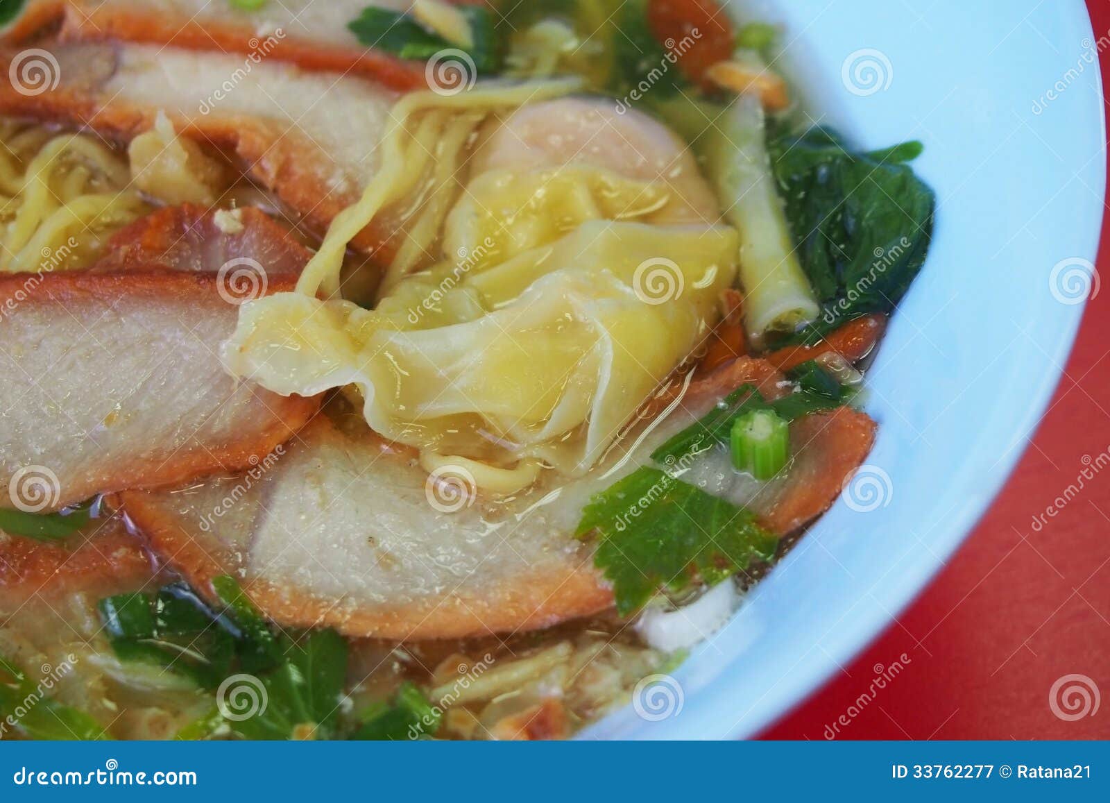 Wonton-Suppe Mit Rotem Schweinefleisch Stockbild - Bild von gelb, suppe ...