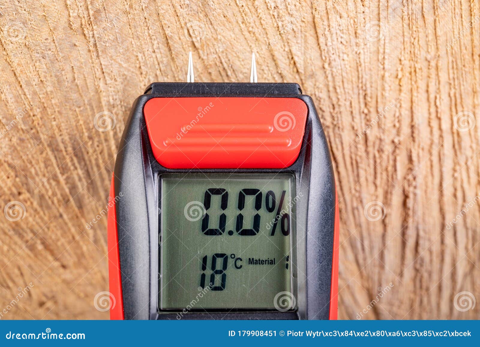 wood moisture measurement using an electronic meter. measurements in the home workshop