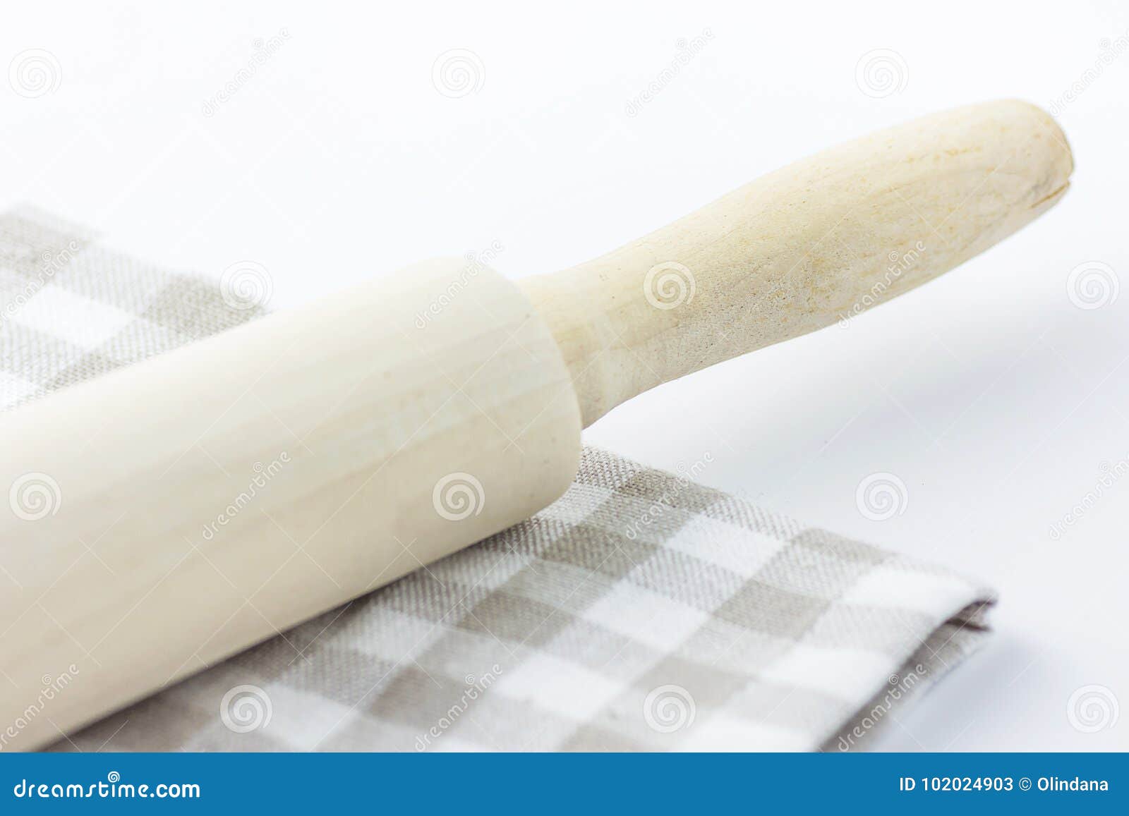 https://thumbs.dreamstime.com/z/wood-rolling-pin-white-beige-chequered-cotton-kitchen-towel-tabletop-baking-essentials-holidays-christmas-easter-wood-102024903.jpg