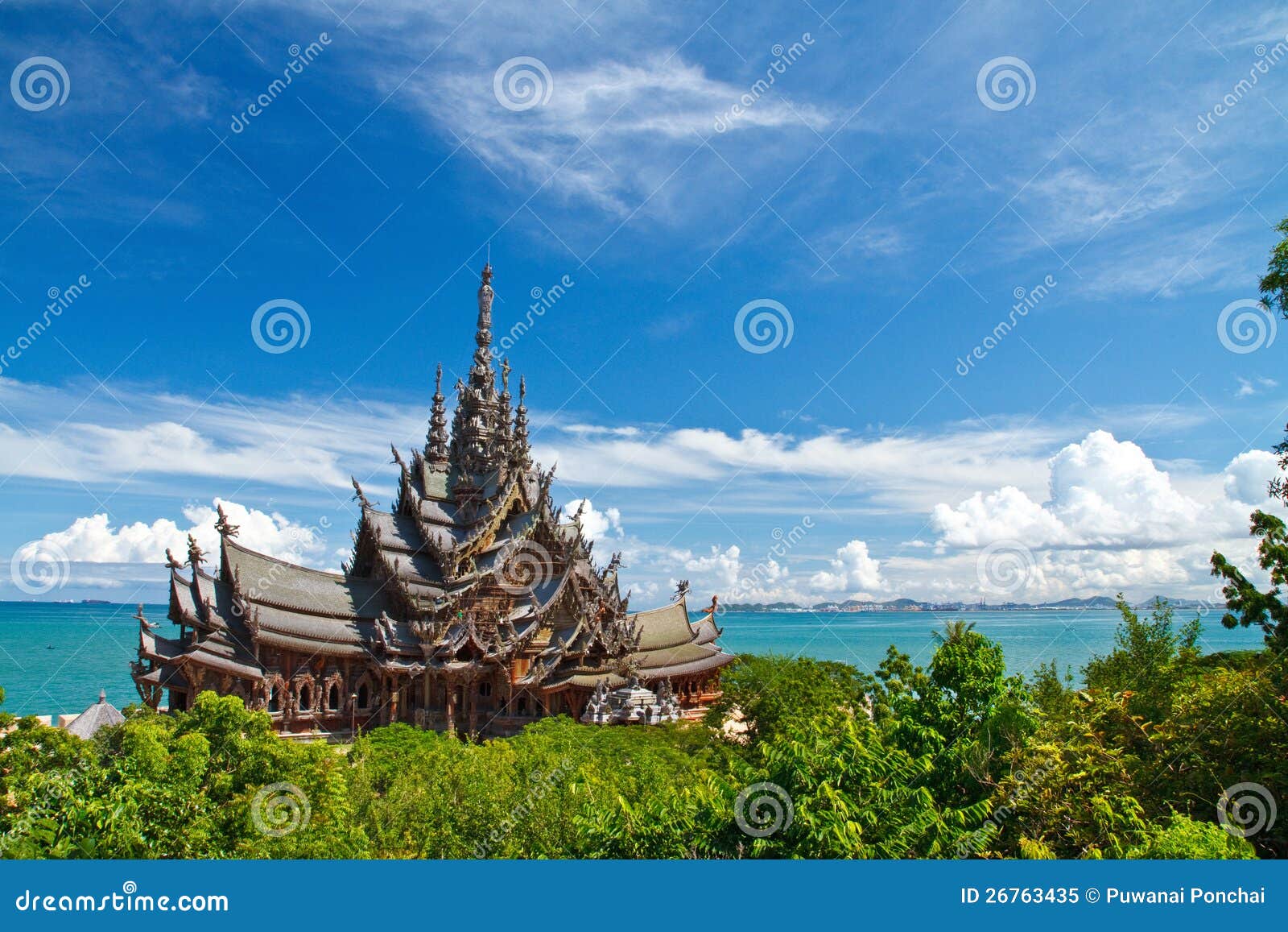the wood sanctuary of truth in pattaya