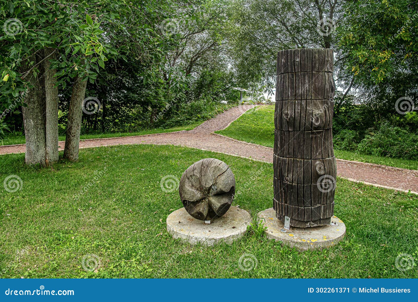 wood sculpture attente in saint-jean-port-joli in parc des trois-bÃ©rets