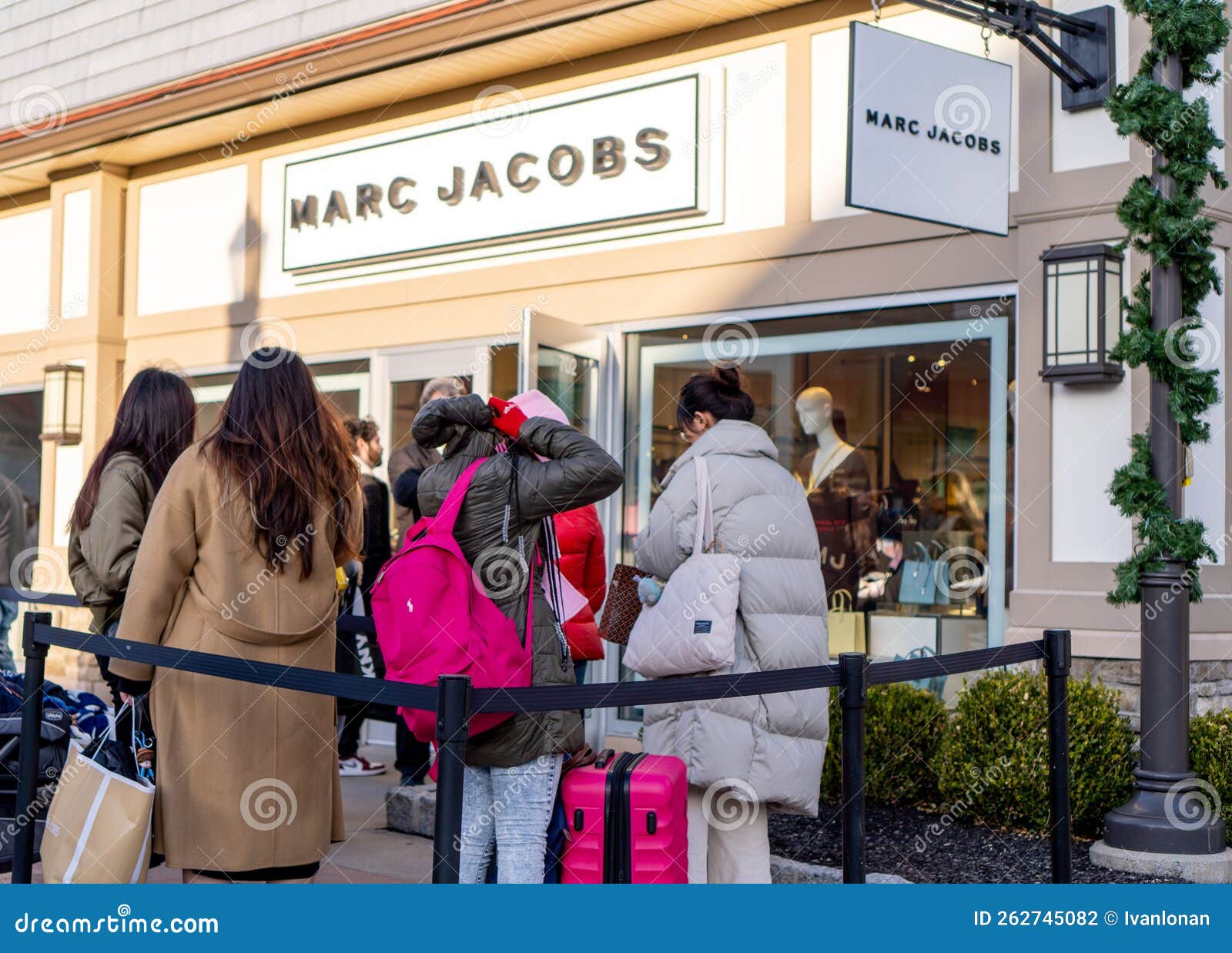 People Queuing in Line To Enter the Nike Store on Black Friday Editorial  Photography - Image of pavement, premium: 262745082