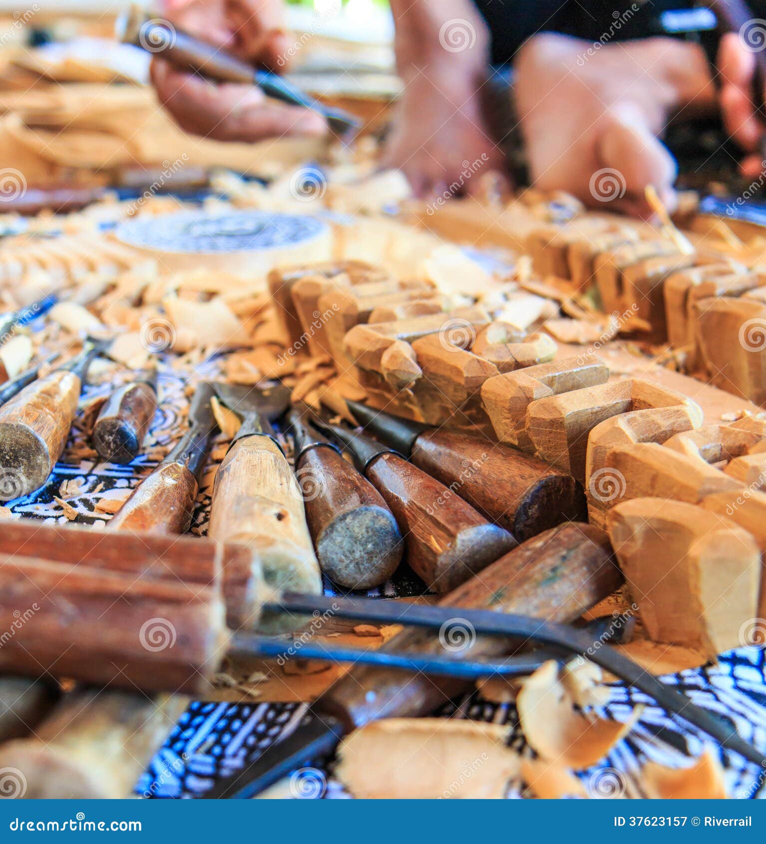 Woodcraftsman Está Tallando La Madera Imagen de archivo Imagen de