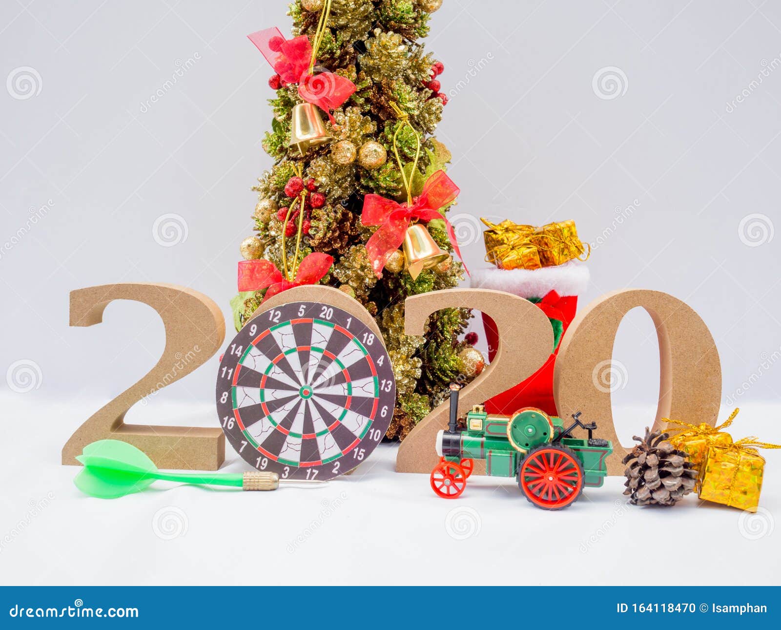 Triumferende styrte Vejfremstillingsproces 2020 Wooden Character, Christmas Tree and Dart Board with Decoration on  White Background, Have a Nice Holiday on this Christmas Stock Photo - Image  of 2020, glass: 164118470