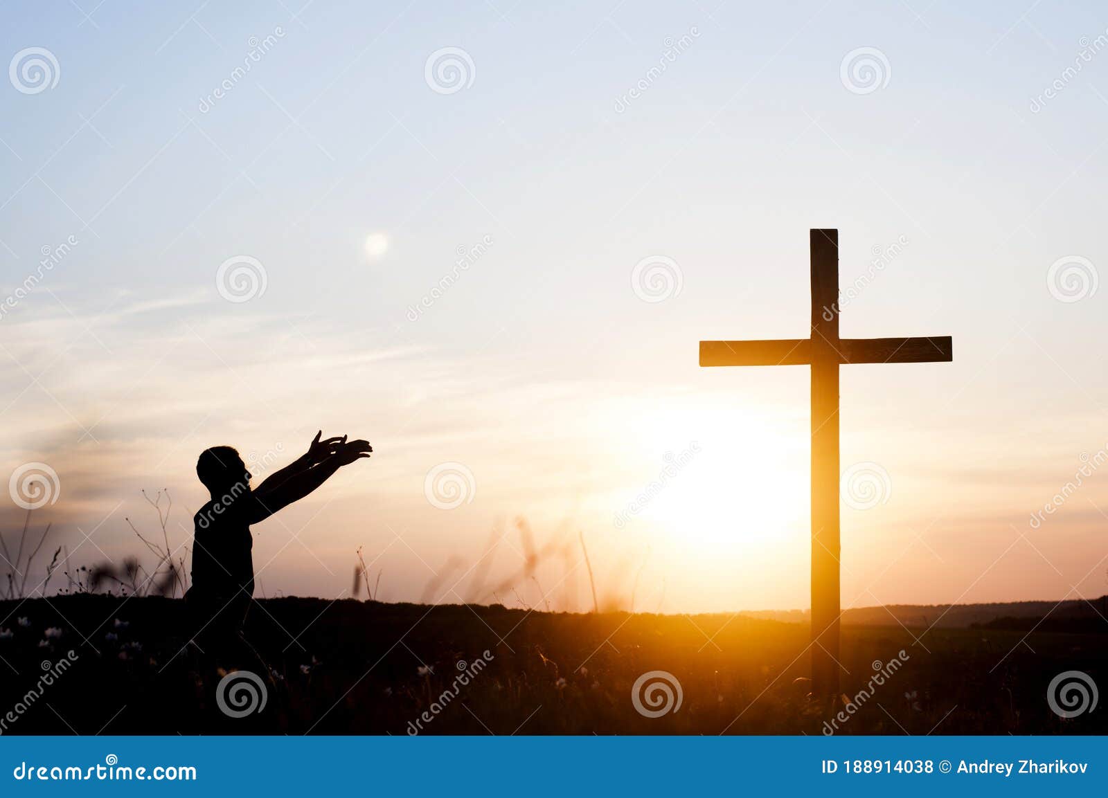 Закат как коленочки. Силуэт Креста на фоне неба. Крест в небе. Мужик с крестом. Человек на коленях на фоне Креста.