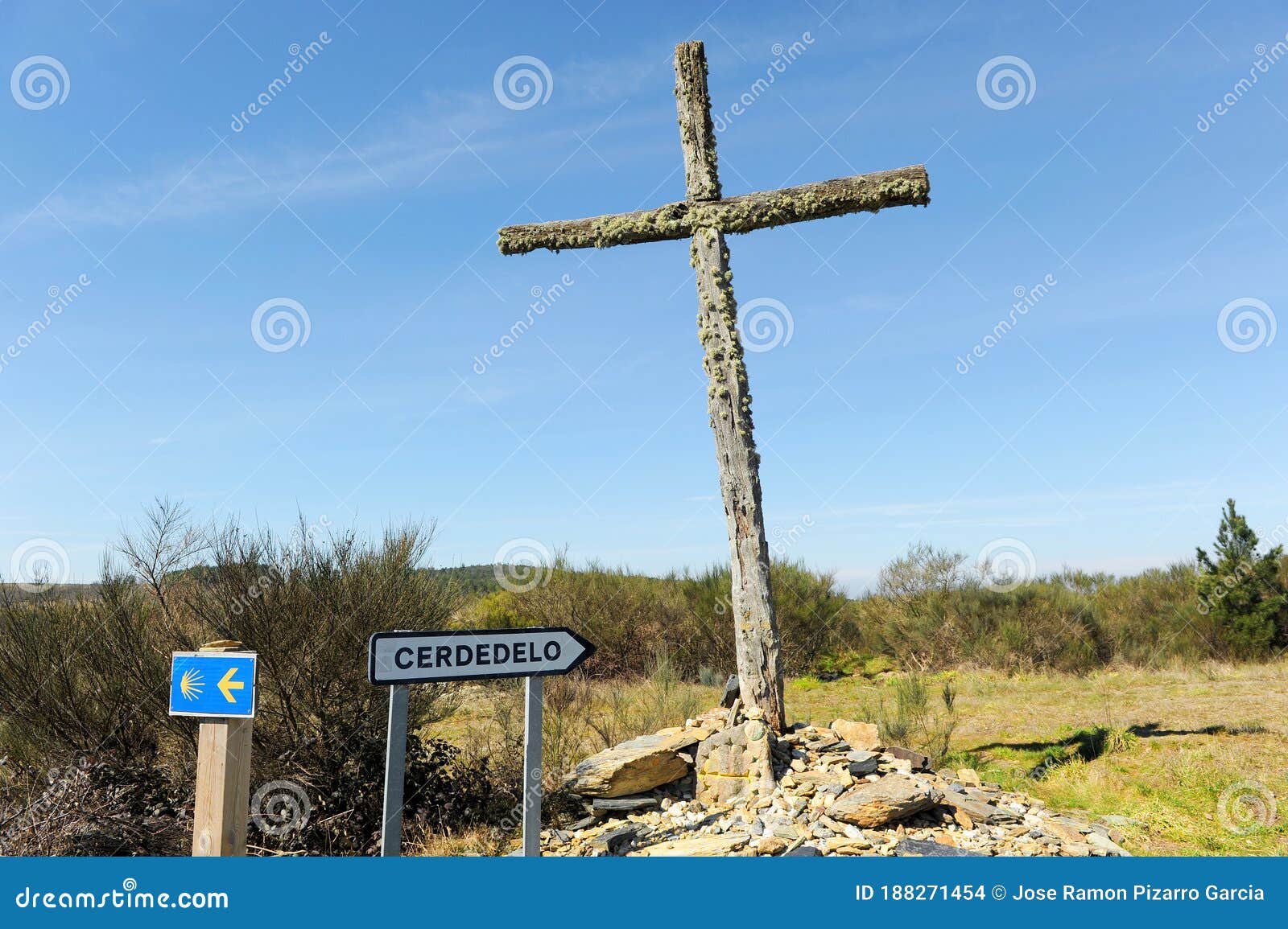 wooden cross on the camino de santiago near cerdedelos, galicia, spain