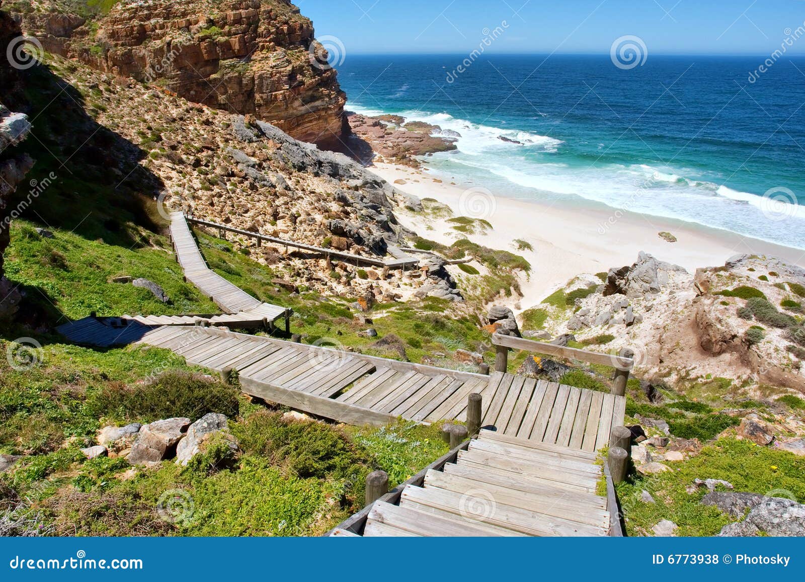Woodwalk Escarpado Abajo a La Playa Foto de archivo Imagen de cielo