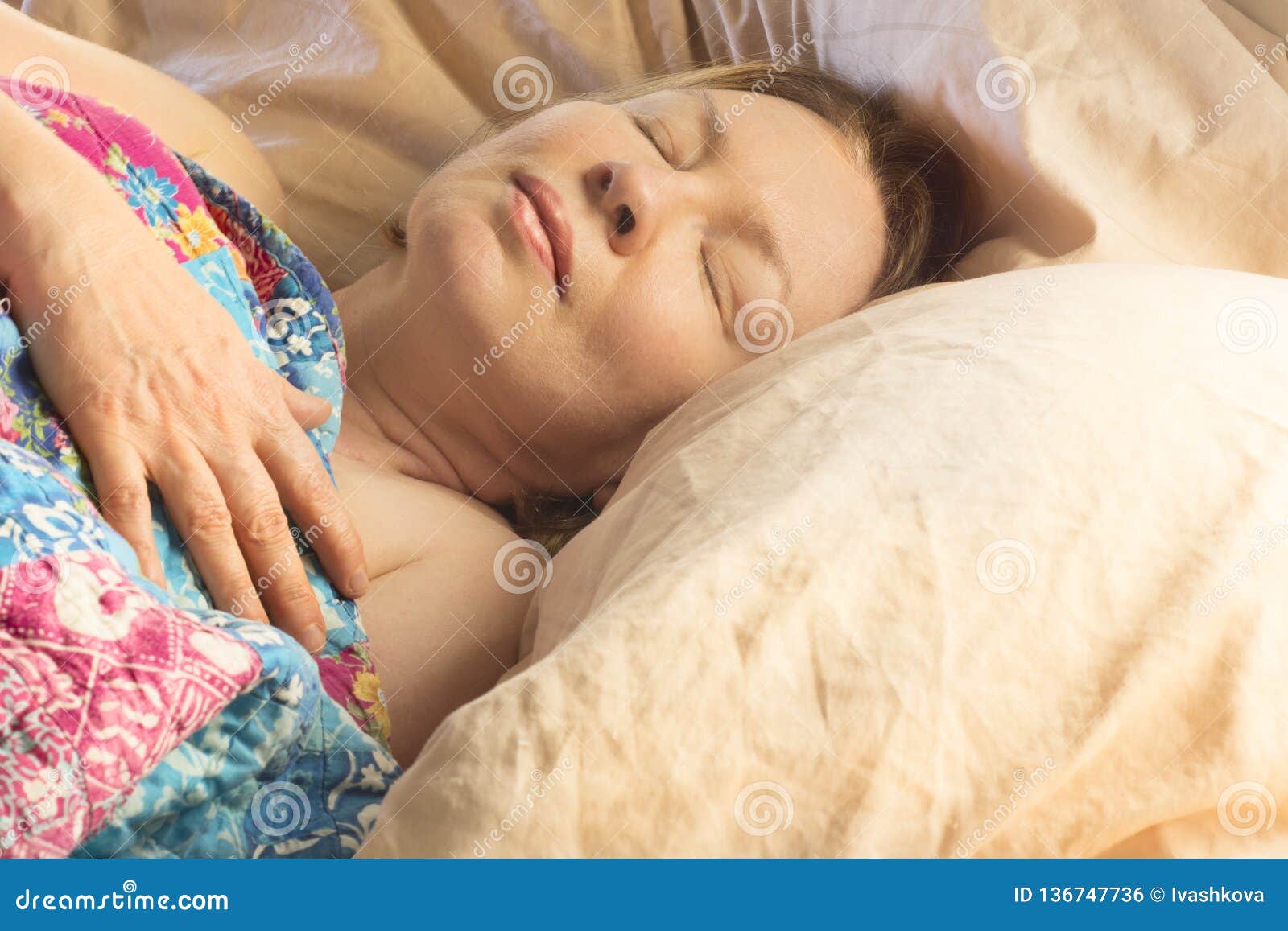 Молодой спал взрослой. Спящие пожилые женщины. Спящие взрослые женщины. Русские женщины фото спящие.