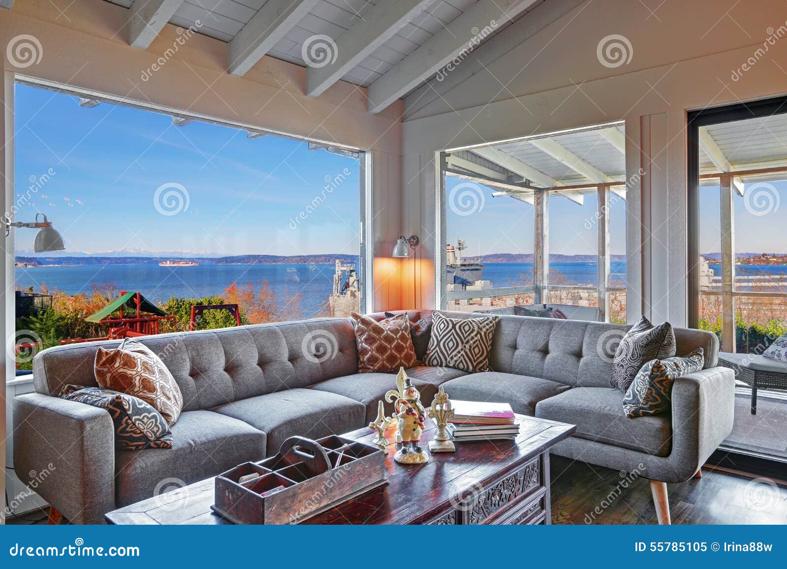 Moderne woonkamer met grijze bank stock foto's– 130 moderne ... Woonkamer wit grijs blauwe