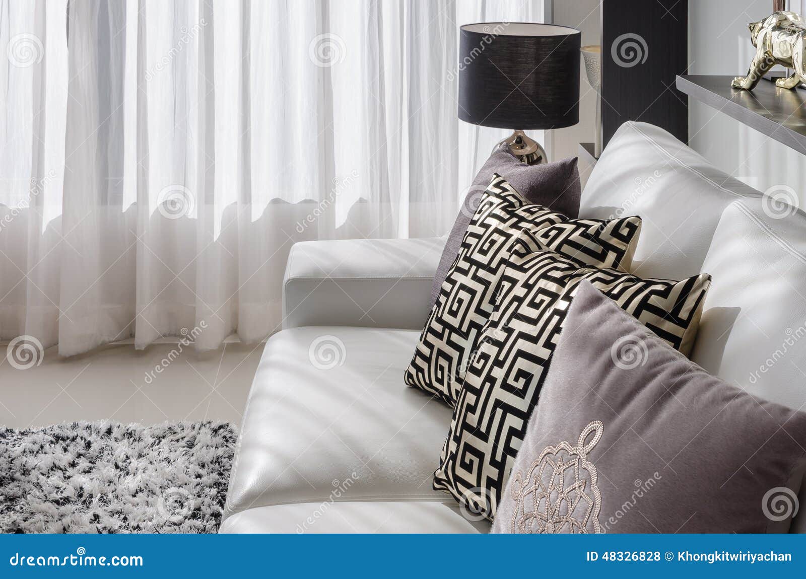 Woonkamer met zwarte lamp en witte bank stock foto afbeelding ...