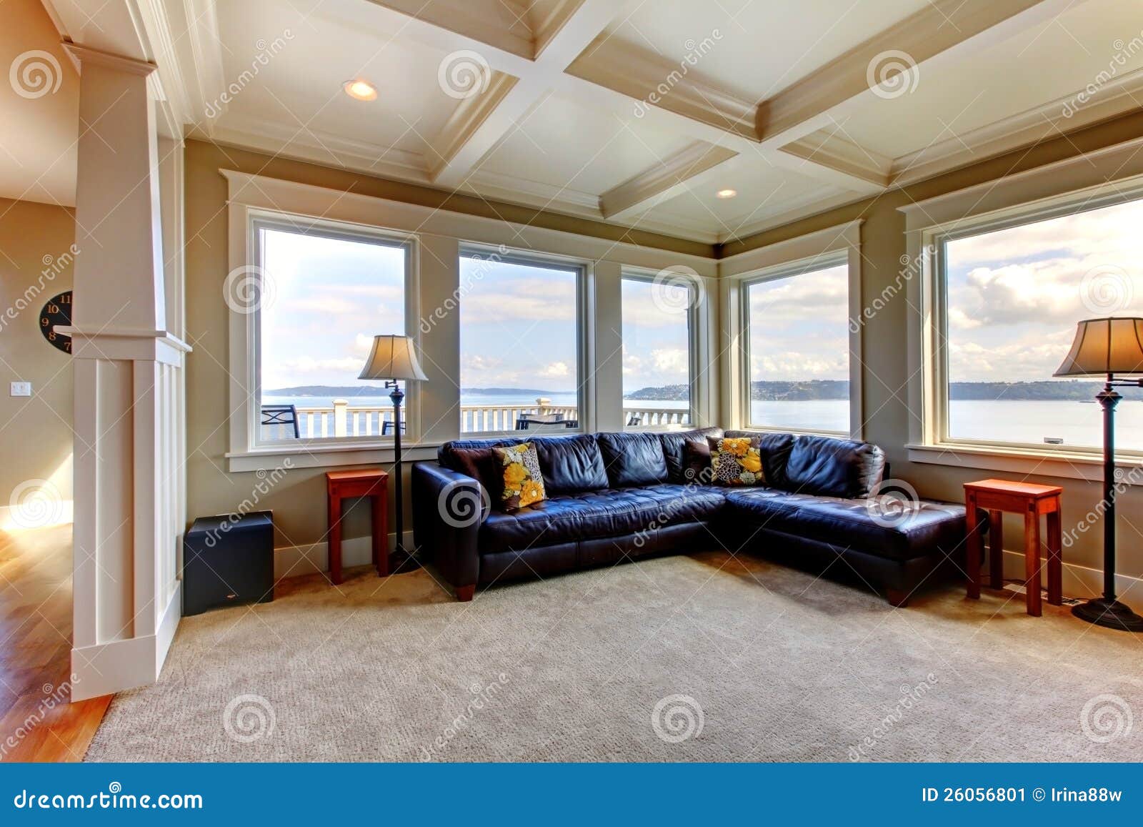 Woonkamer wih vele grote vensters en blauwe bank. stock afbeelding ...