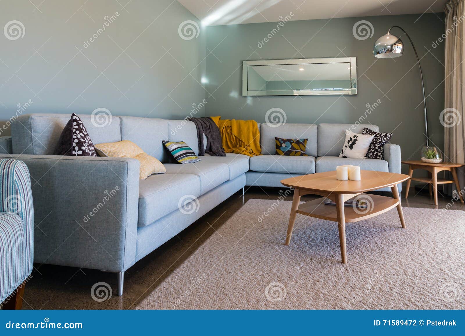 Woonkamerbinnenland met lichtblauw meubilair stock foto ... Woonkamer blauw beige