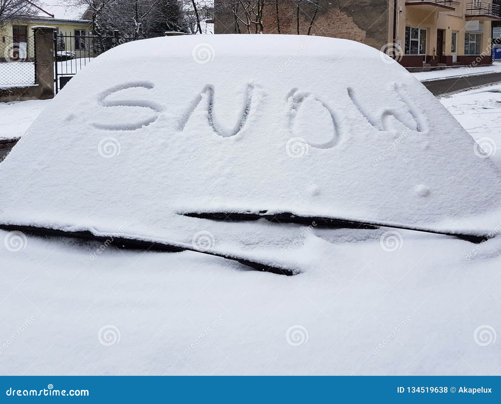Как пишется сугроб. Машина покрытая снегом. Рисунки на заснеженных машинах. Смайлик на снегу от автомобиля. Рисунки из снега на машине.