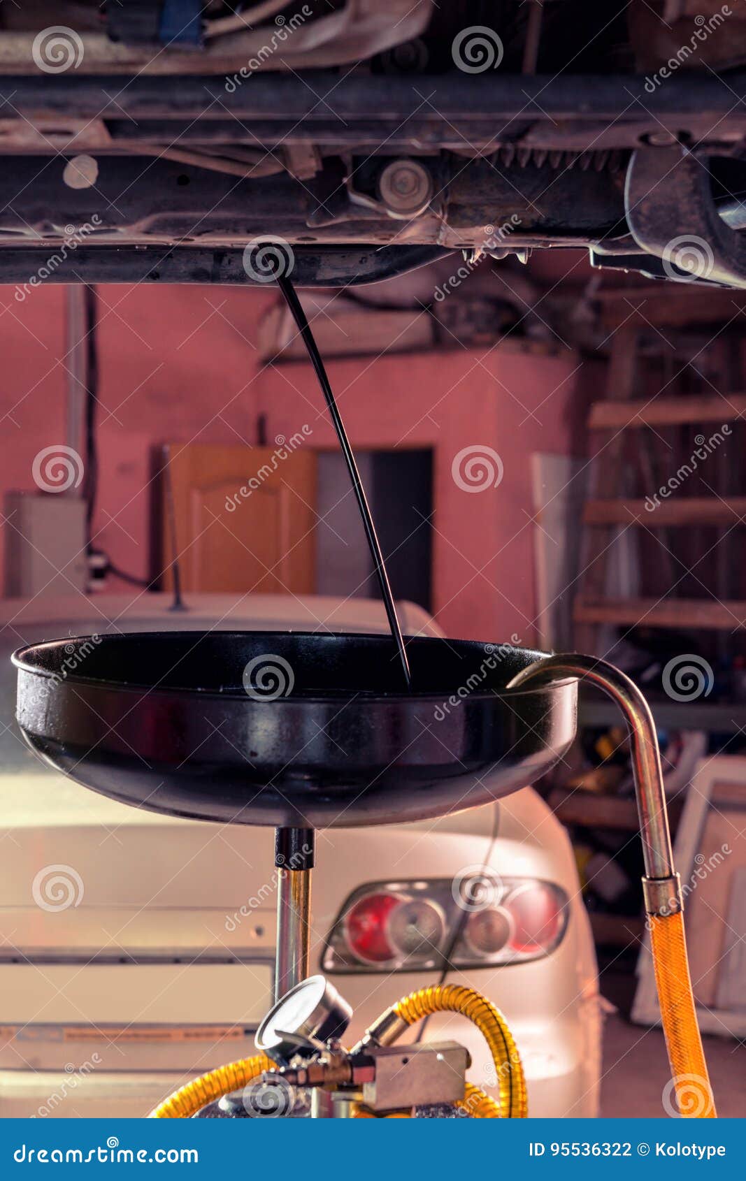 Work Tools and Equipment for Changing Motor Oil in Automobile En Stock