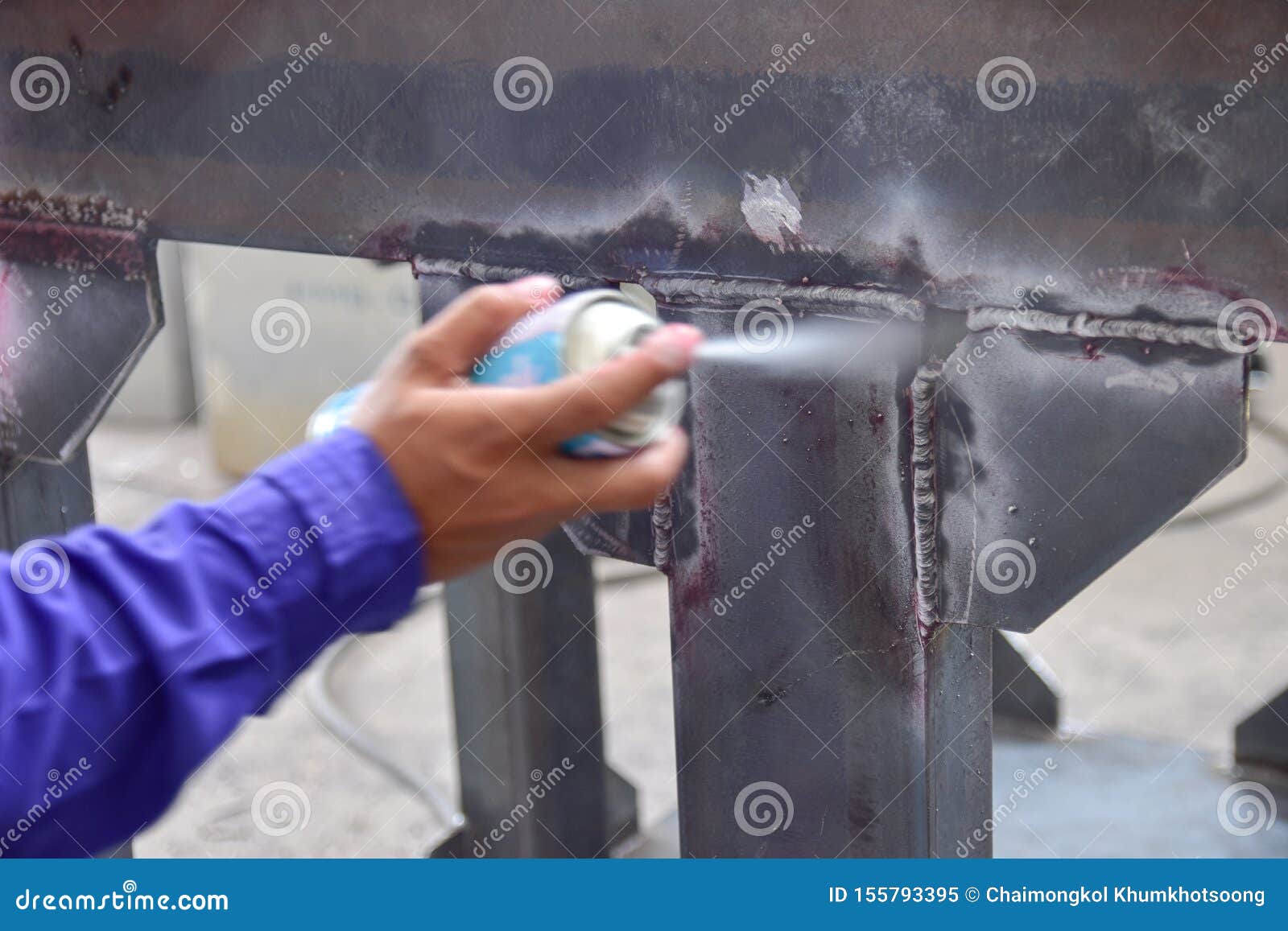 worker apply developer.this is third step of penetrant testing pt