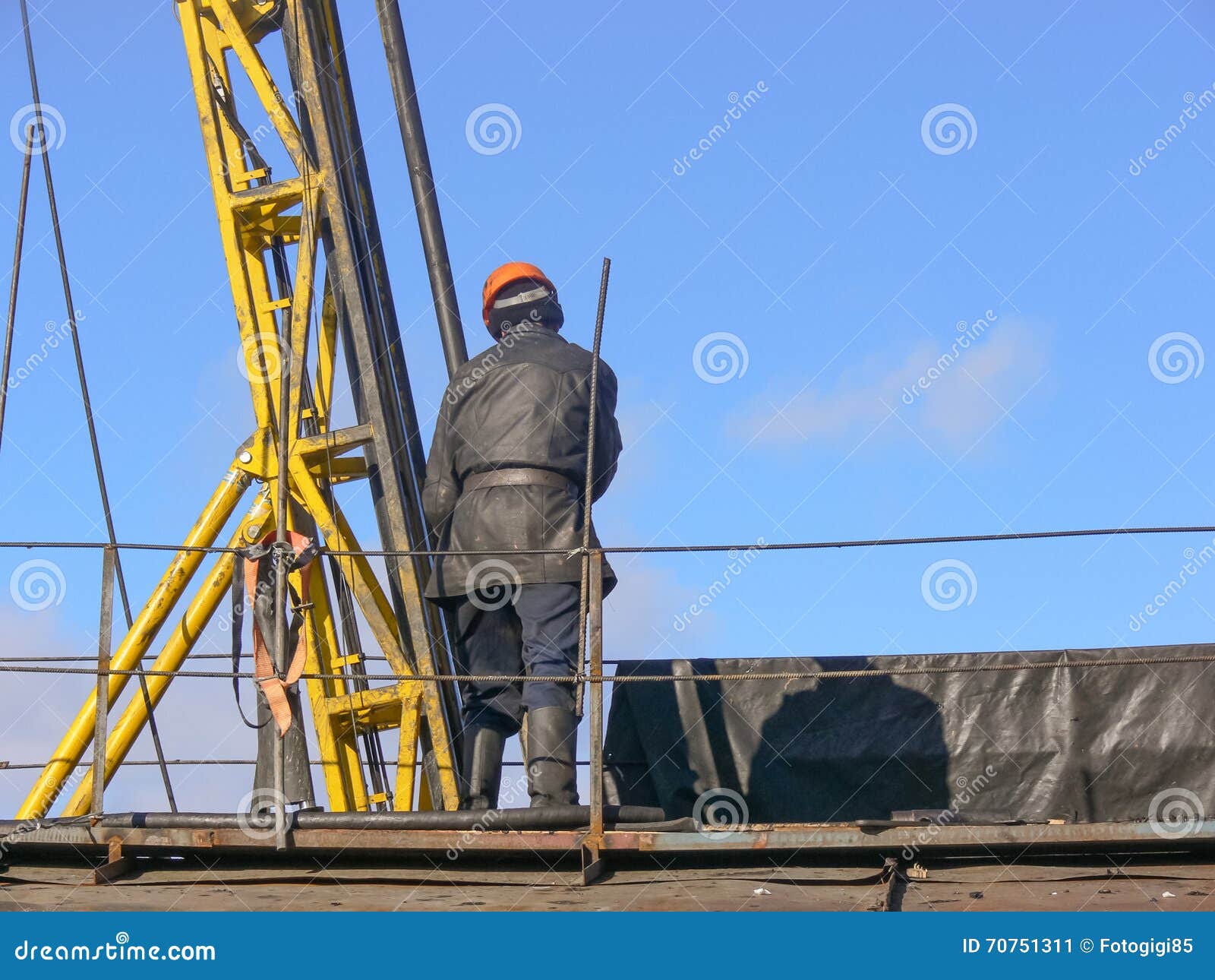 worker checks the equipment on the rig for coring