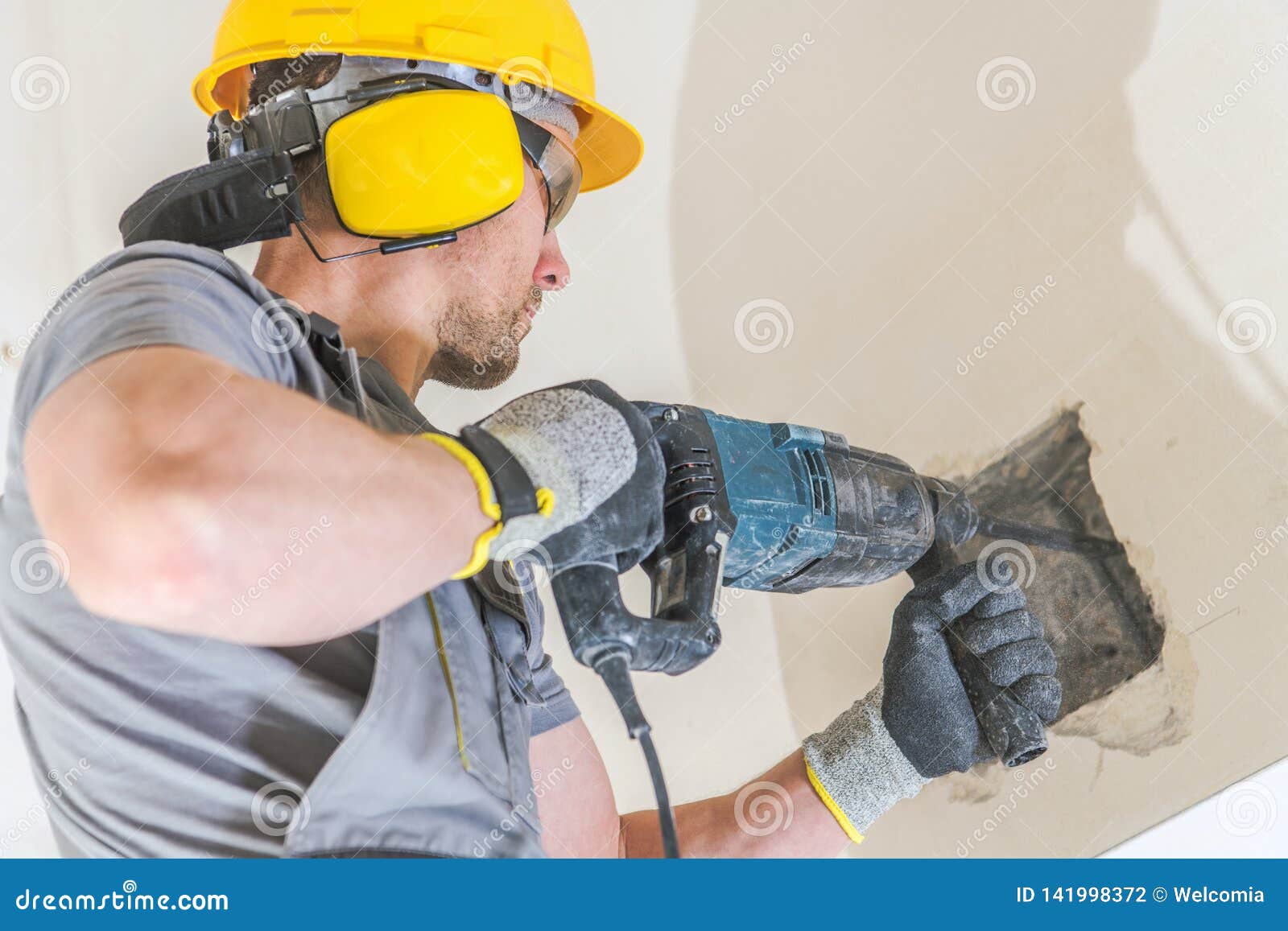 worker with hammer drill