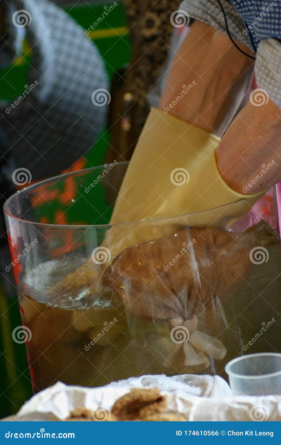 worker making aiyu jelly drinks with hands