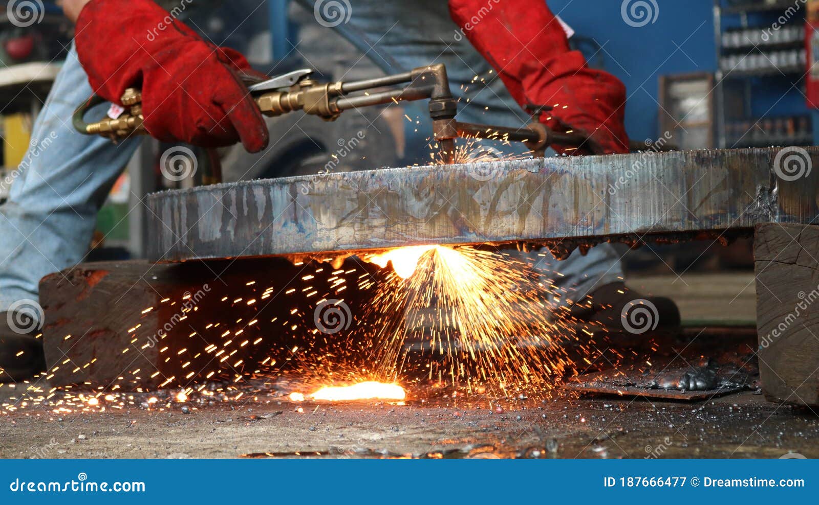 worker melting welding metal industry oxyacetilene
