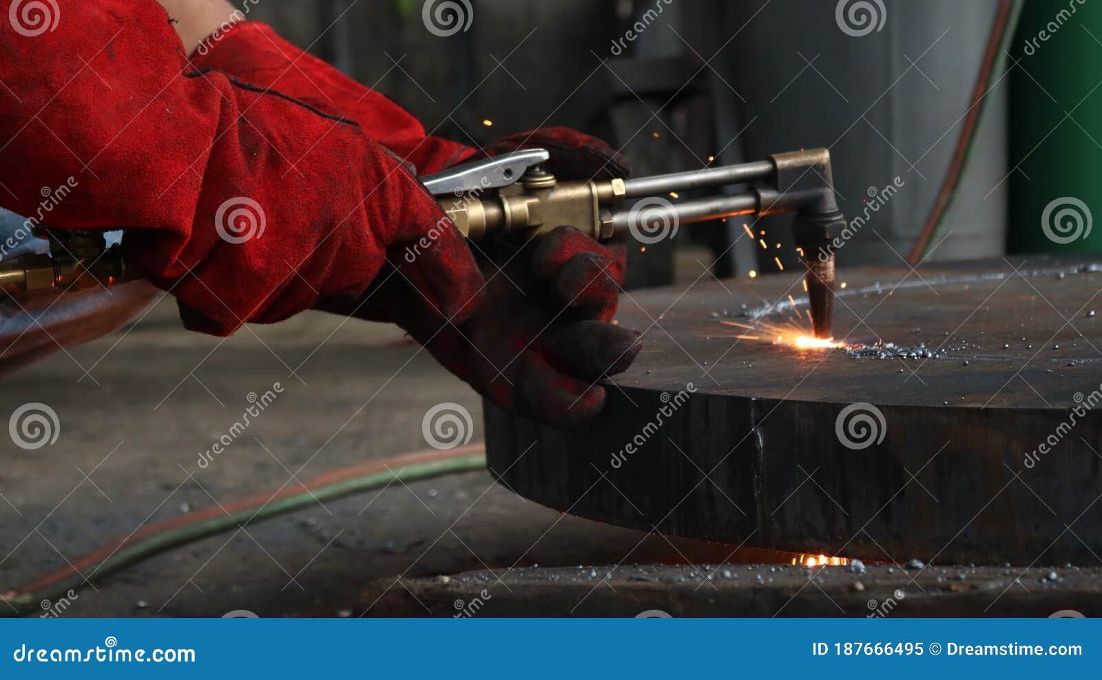 worker melting welding metal industry oxyacetilene