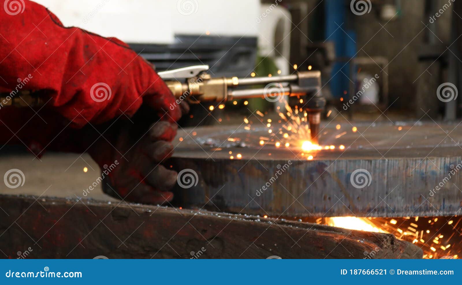 worker melting welding metal industry oxyacetilene