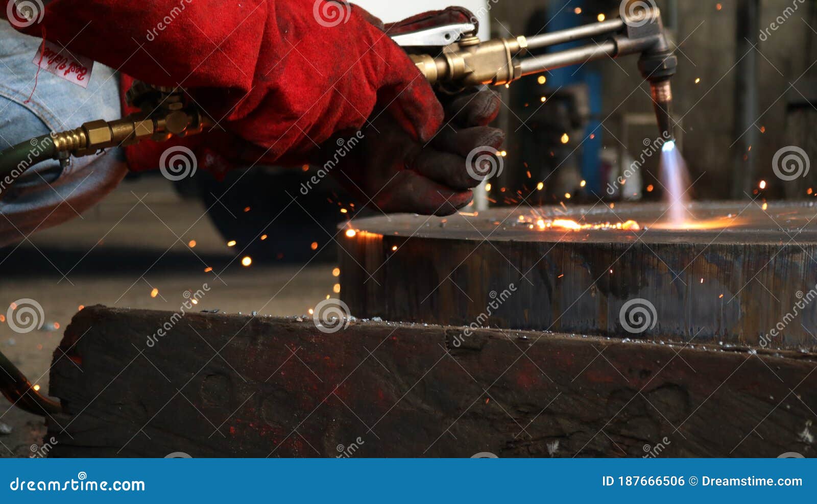 worker melting welding metal industry oxyacetilene