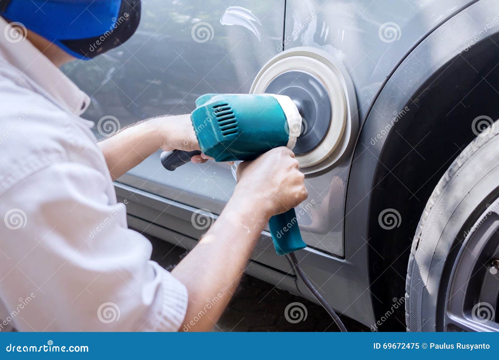 worker polish a car with auto polisher