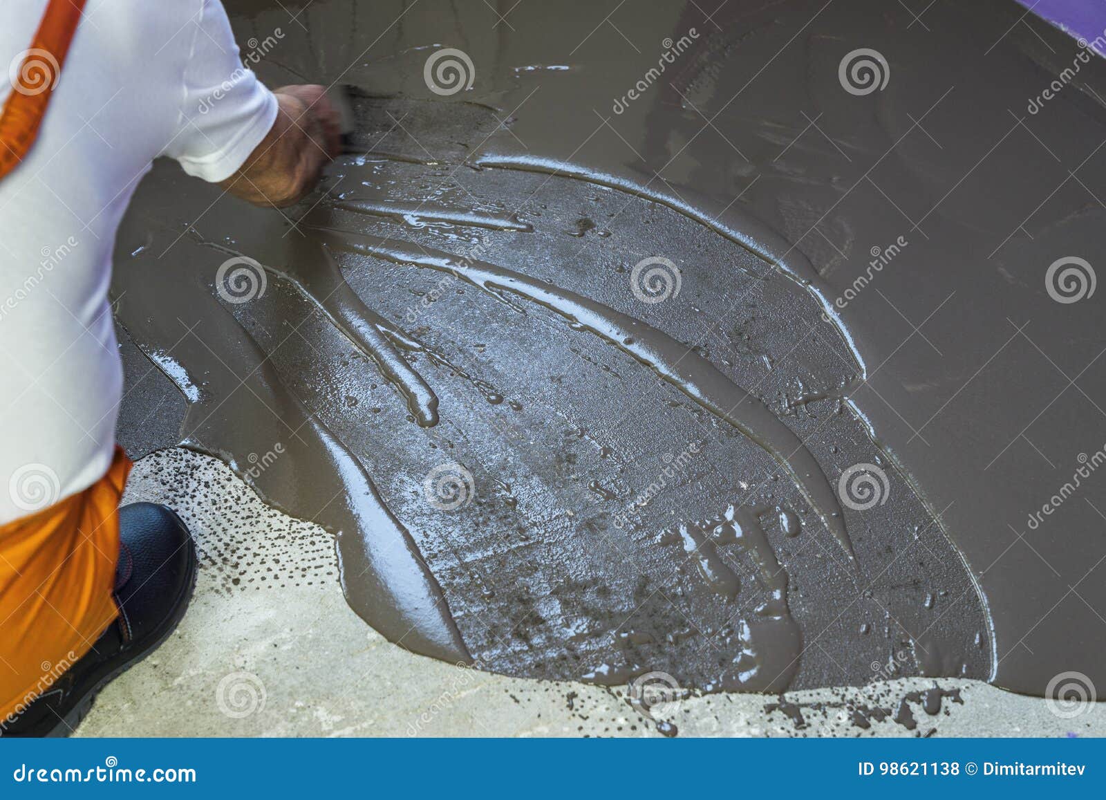 worker puts a self leveling screed