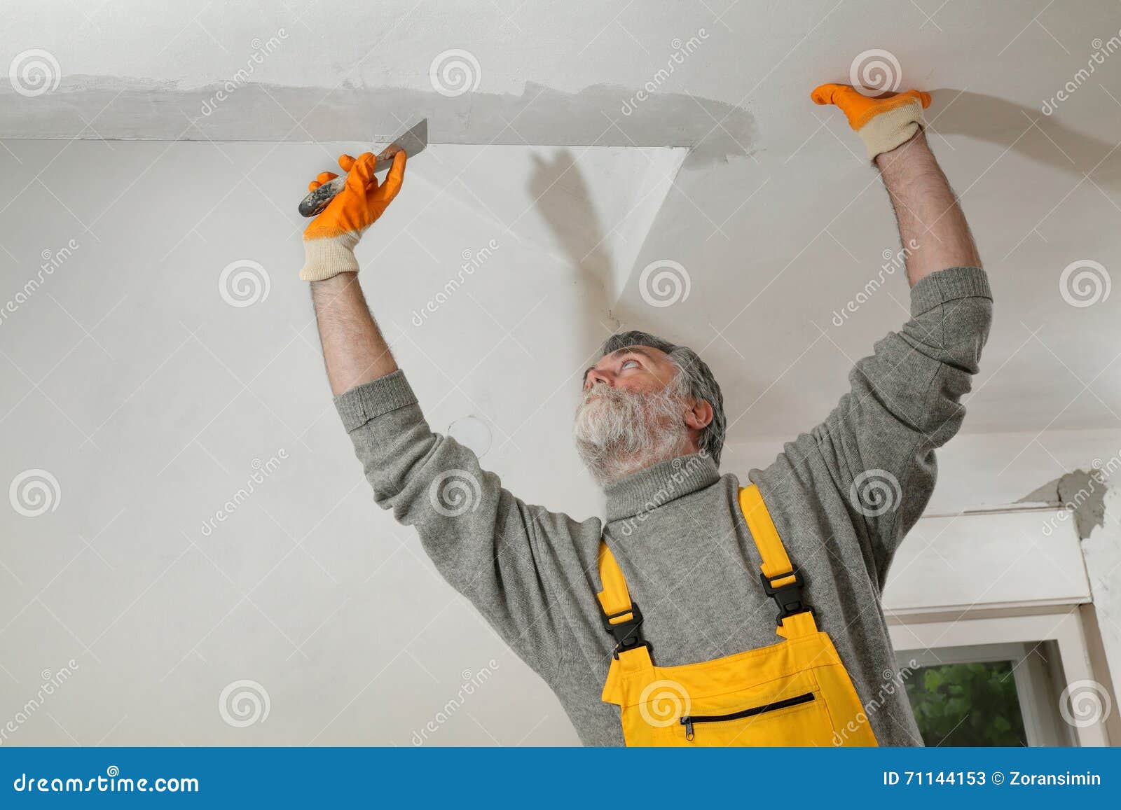 Worker Repairing Plaster At Ceiling Stock Image Image Of Parget