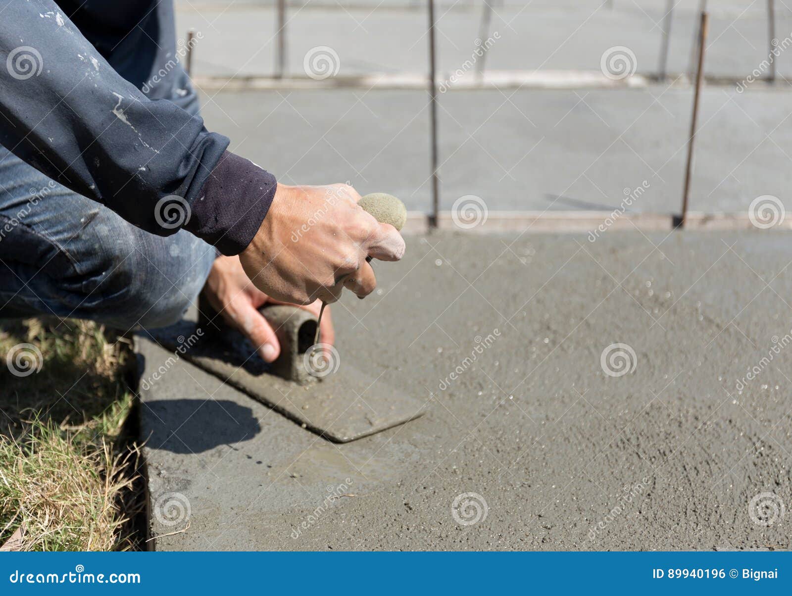 Worker Smooth Concrete Floor Squeeze Sponge To Wet the Concrete Stock