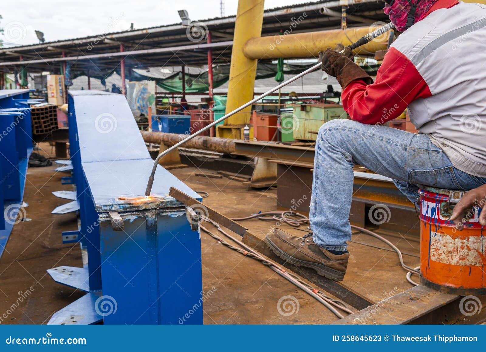 Bend Steel Rod RoyaltyFree Stock Photography 42432491