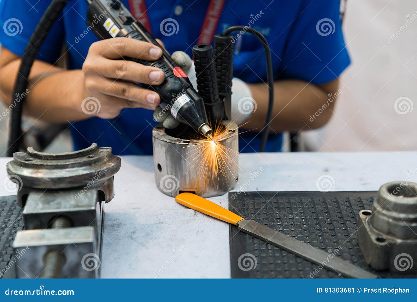 Overlay Welding Hard Surfacing Of Steel Roll By Submerge Arc Welding