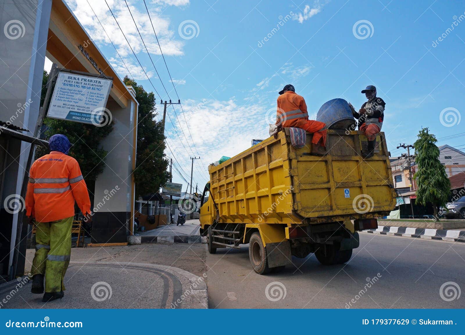 Workers Dumps a Trash Can into a Garbage Truck Editorial Stock Image -  Image of industry, junk: 179377629
